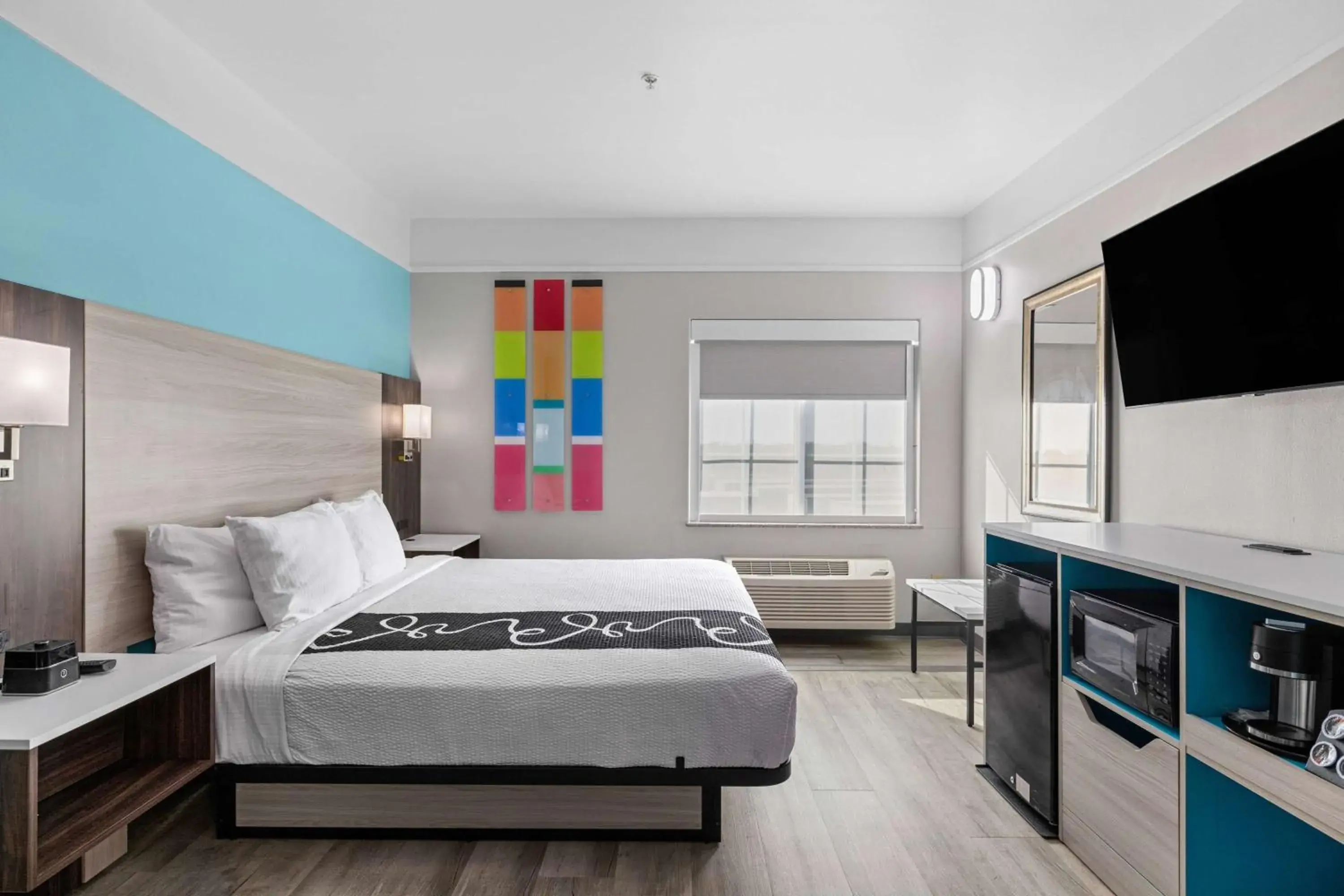 King Room with Roll-In Shower - Mobility/Hearing Accessible - Non-Smoking in La Quinta Inn Suites by Wyndham Raymondville Harlingen King Room with Roll-In Shower - Mobility/Hearing Accessible - Non-Smoking in La Quinta Inn Suites by Wyndham Raymondville Harlingen