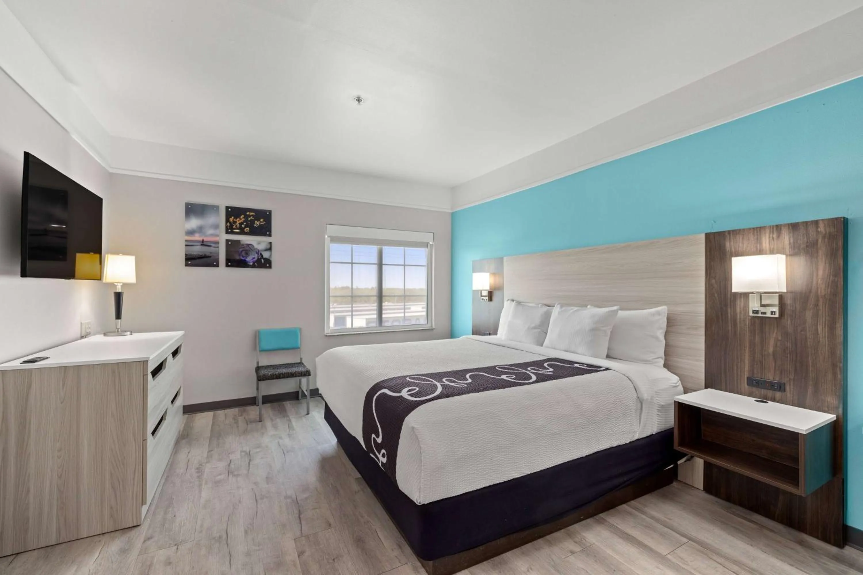 Bed in La Quinta Inn Suites by Wyndham Raymondville Harlingen