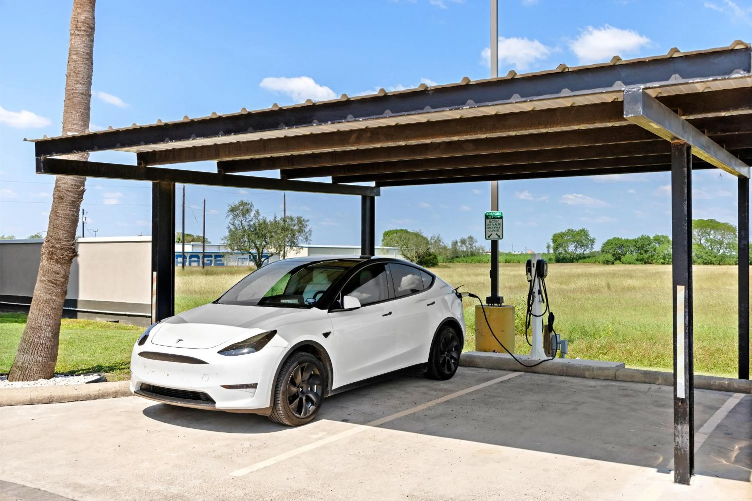 Property building in La Quinta Inn Suites by Wyndham Raymondville Harlingen