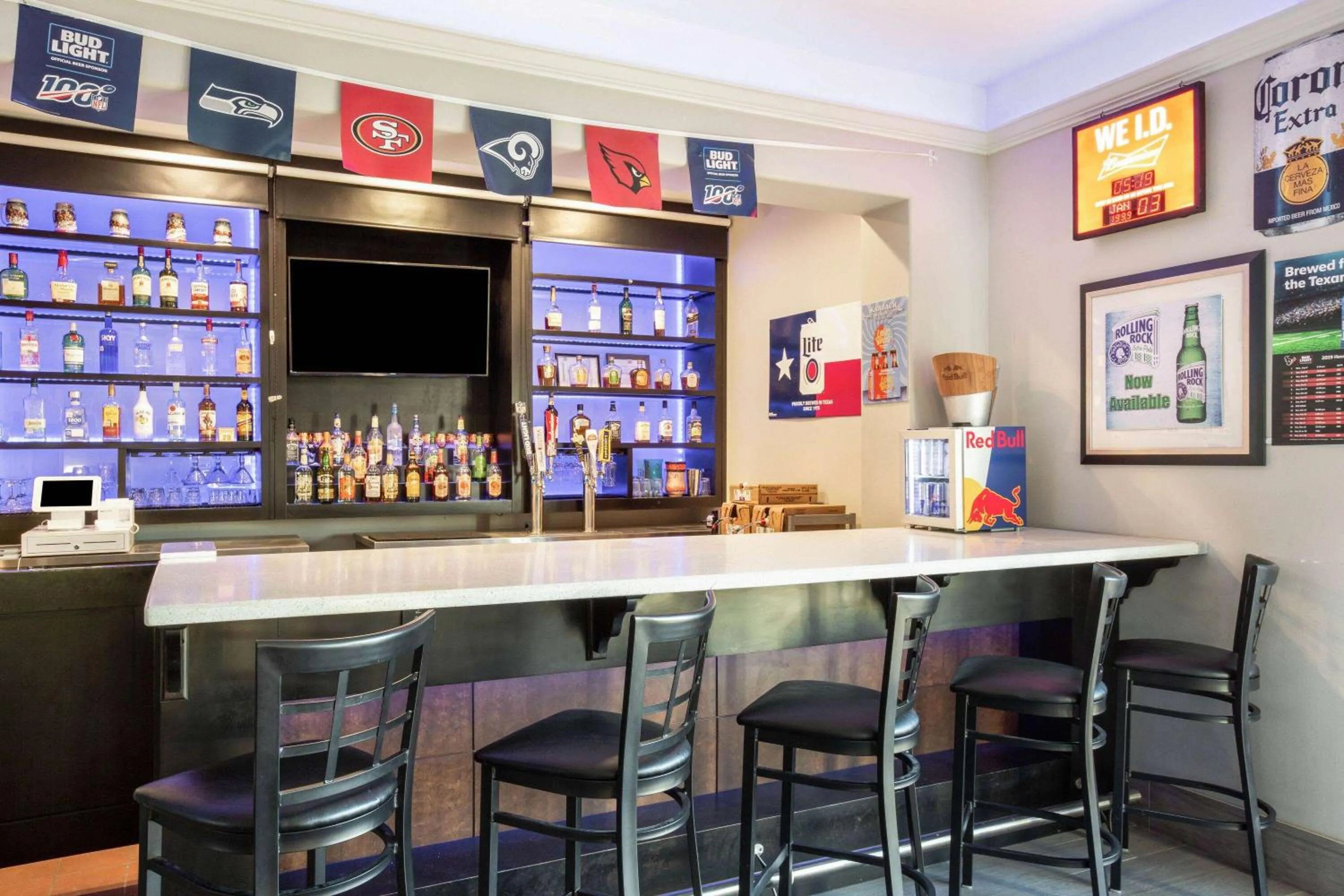 Lounge or bar in La Quinta Inn Suites by Wyndham Raymondville Harlingen
