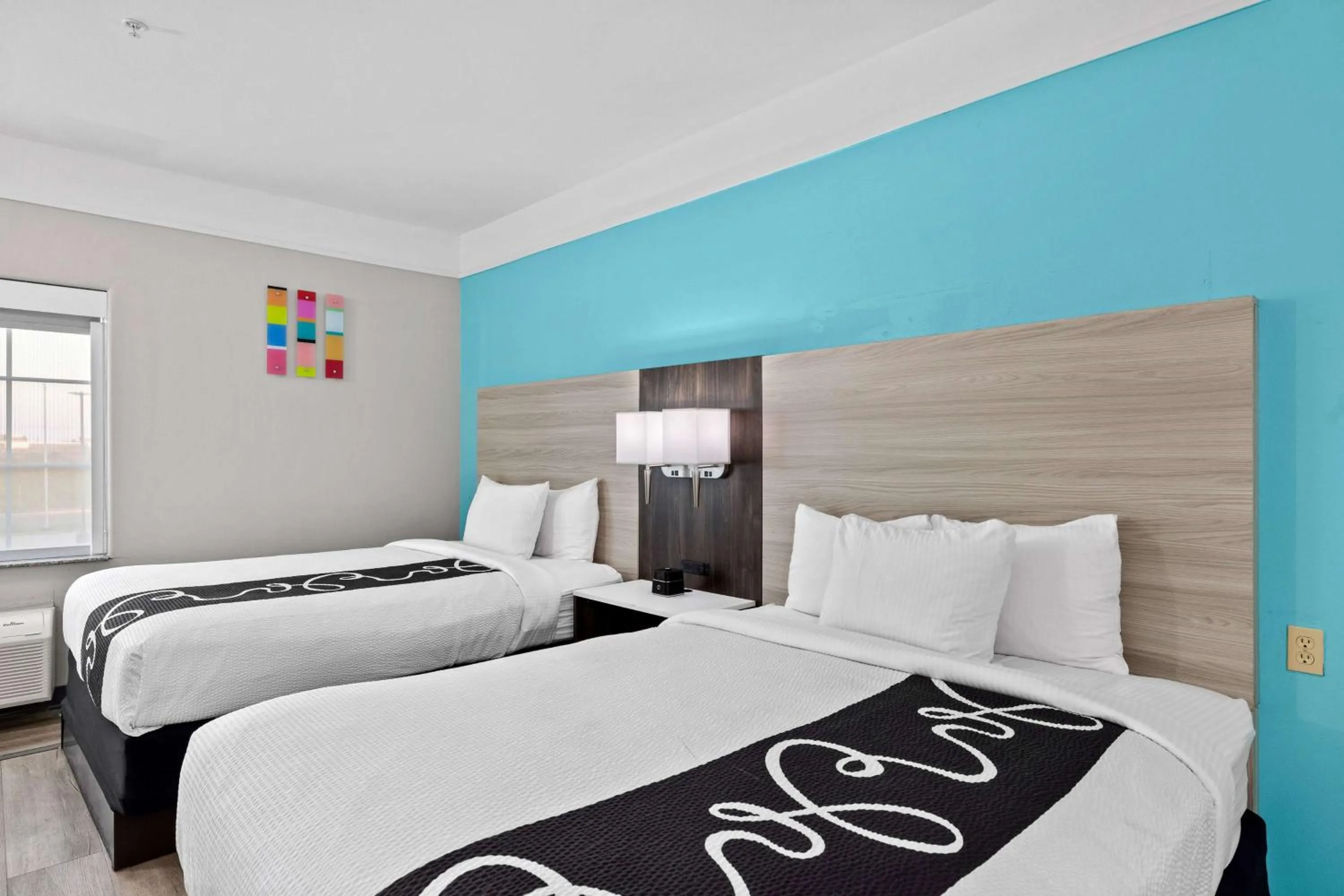 Bed in La Quinta Inn Suites by Wyndham Raymondville Harlingen