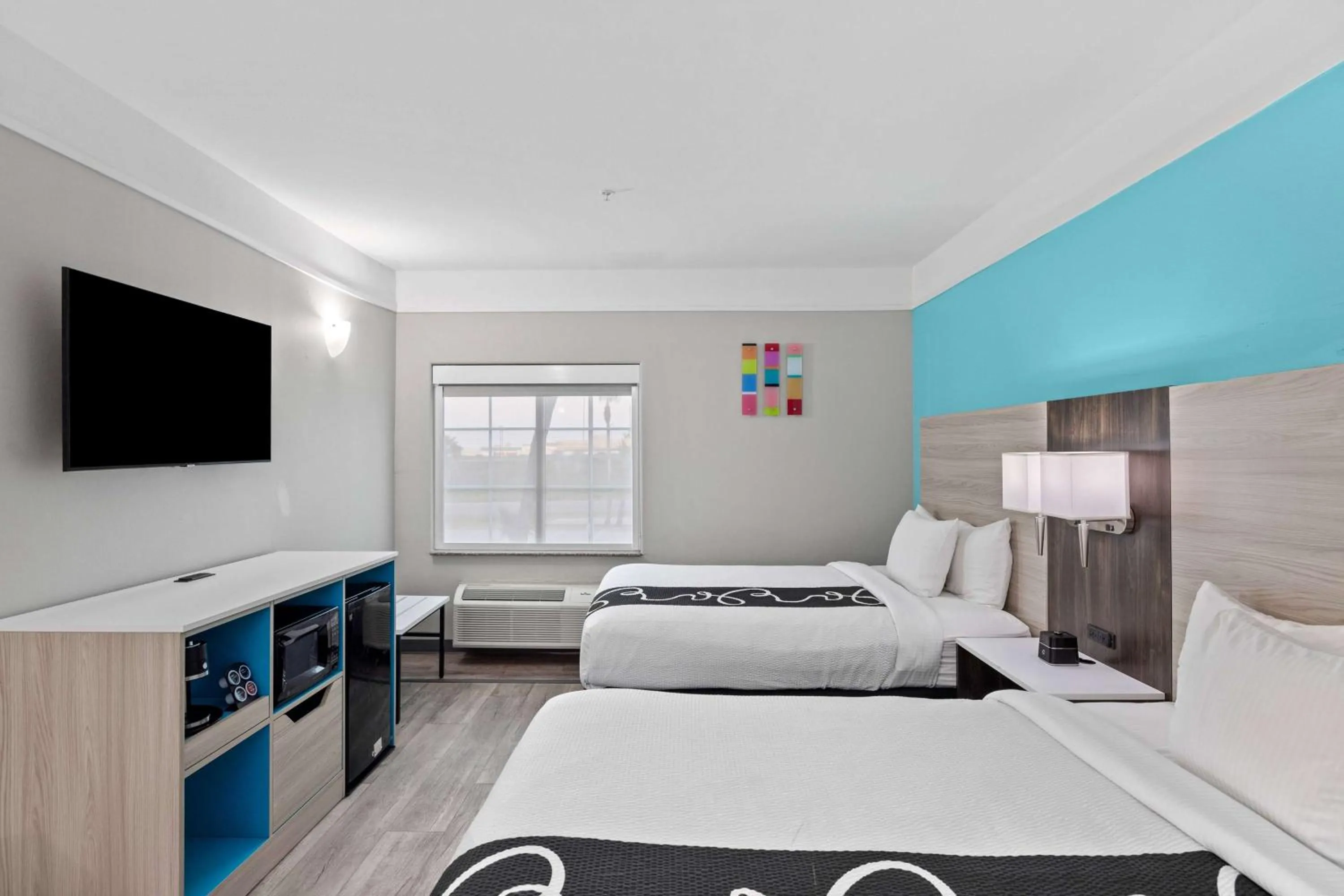 Communal lounge/ TV room in La Quinta Inn Suites by Wyndham Raymondville Harlingen