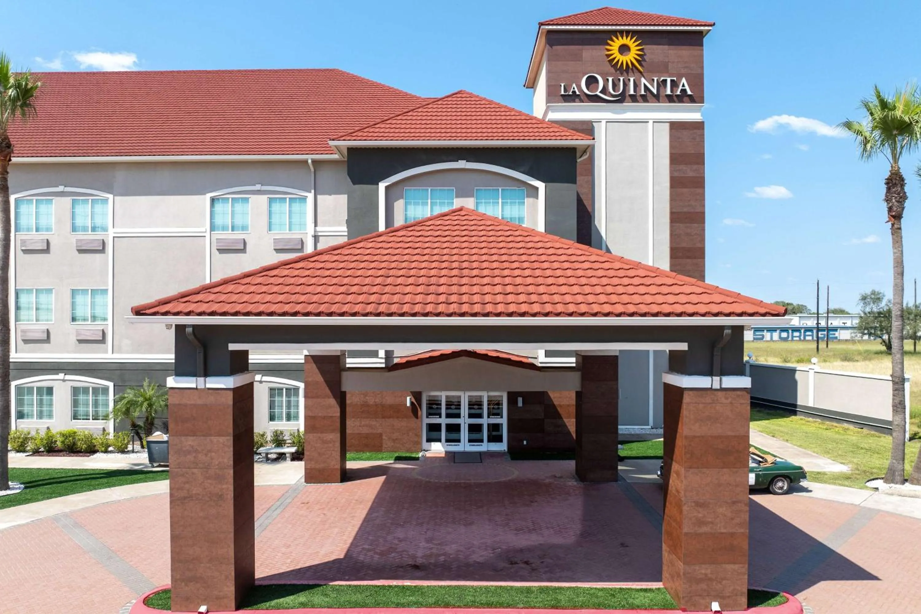 Property building in La Quinta Inn Suites by Wyndham Raymondville Harlingen