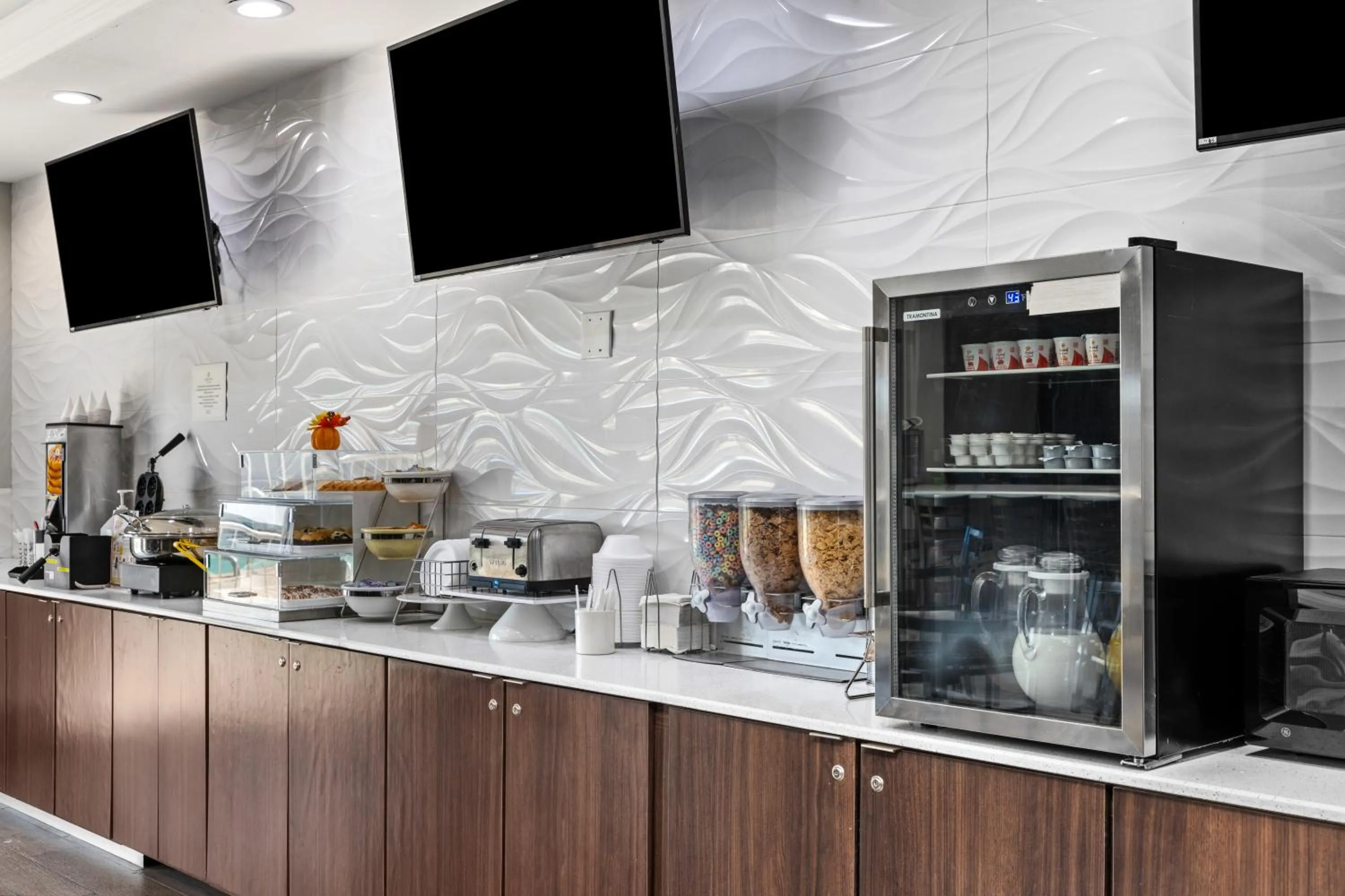 Coffee/tea facilities in La Quinta Inn Suites by Wyndham Raymondville Harlingen