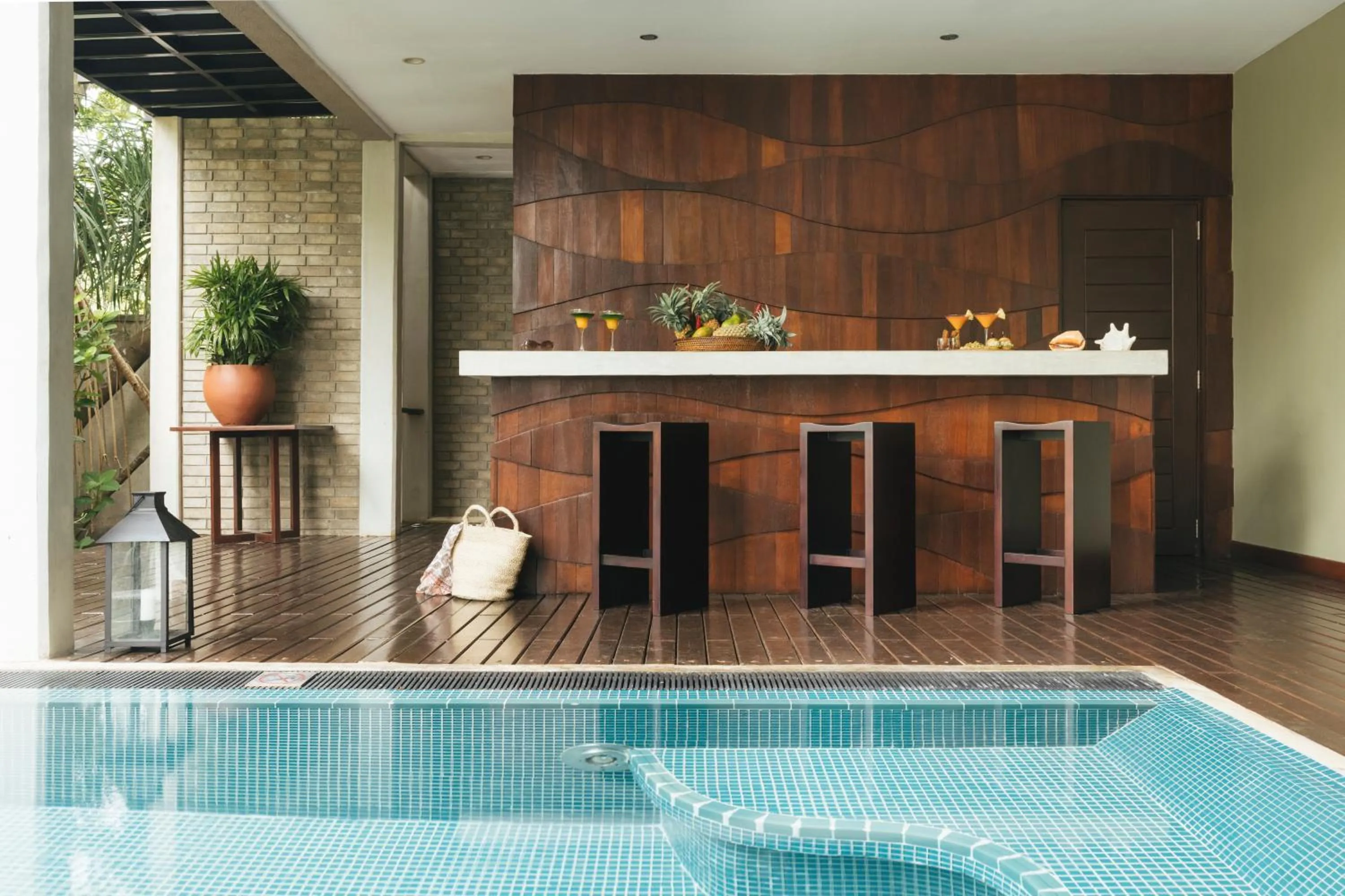 Swimming pool in Uga Bay - Pasikuda