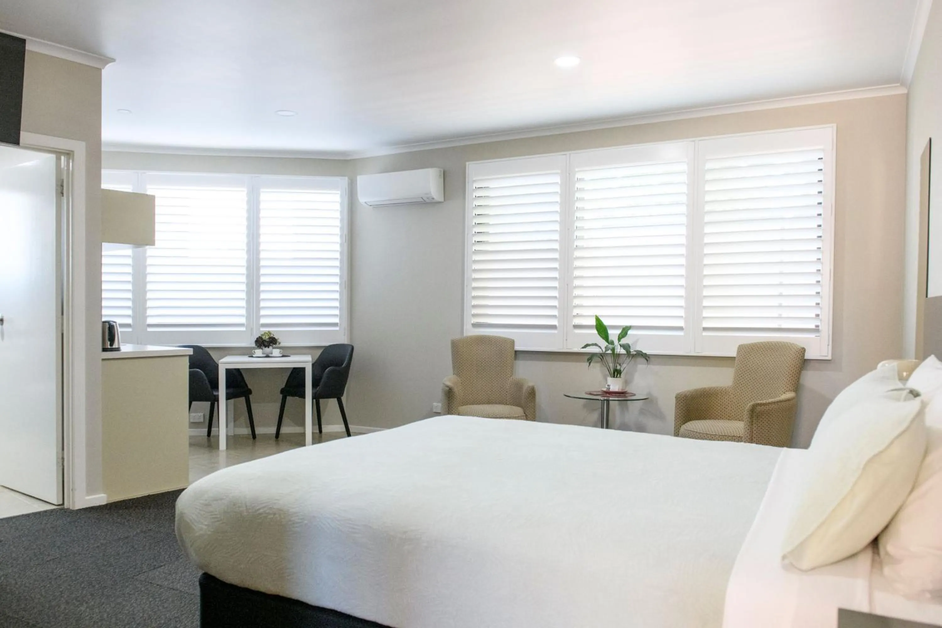 Photo of the whole room, Bed in Central Deborah Motel