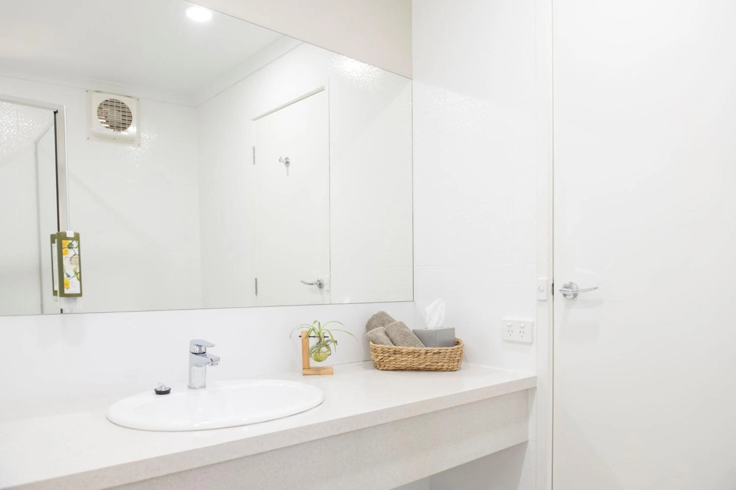 Bathroom in Central Deborah Motel