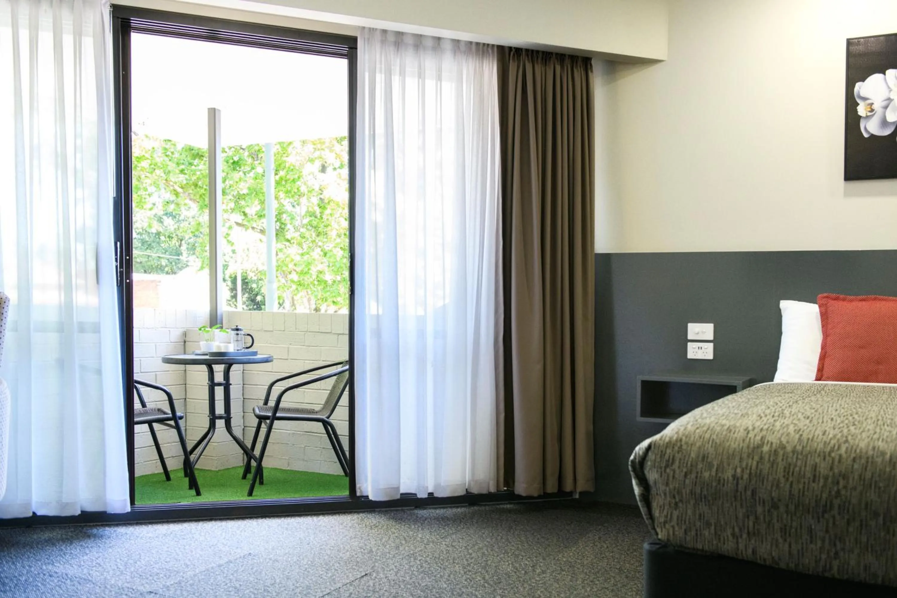 Balcony/Terrace, Bed in Central Deborah Motel