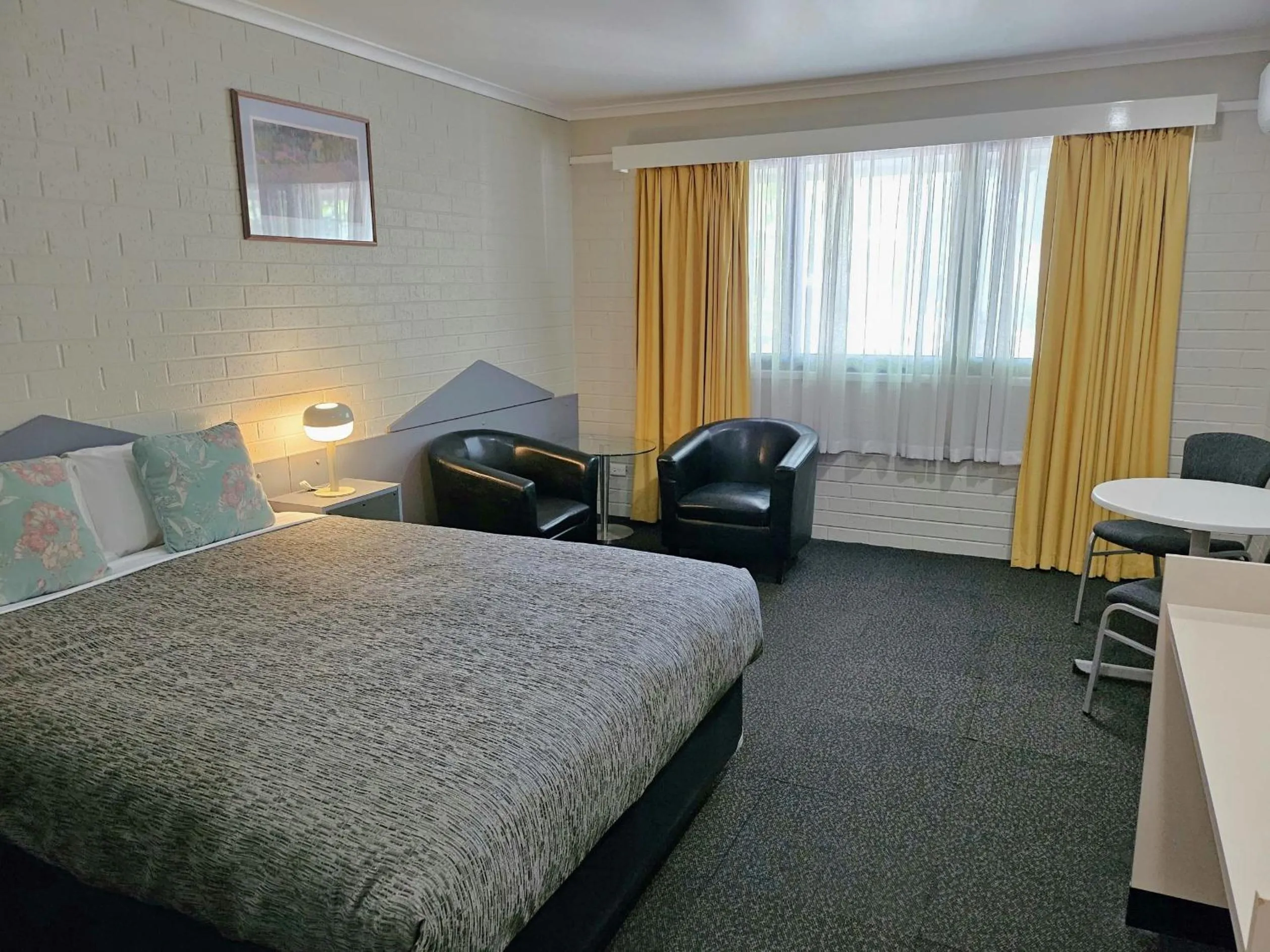 Seating area, Bed in Central Deborah Motel