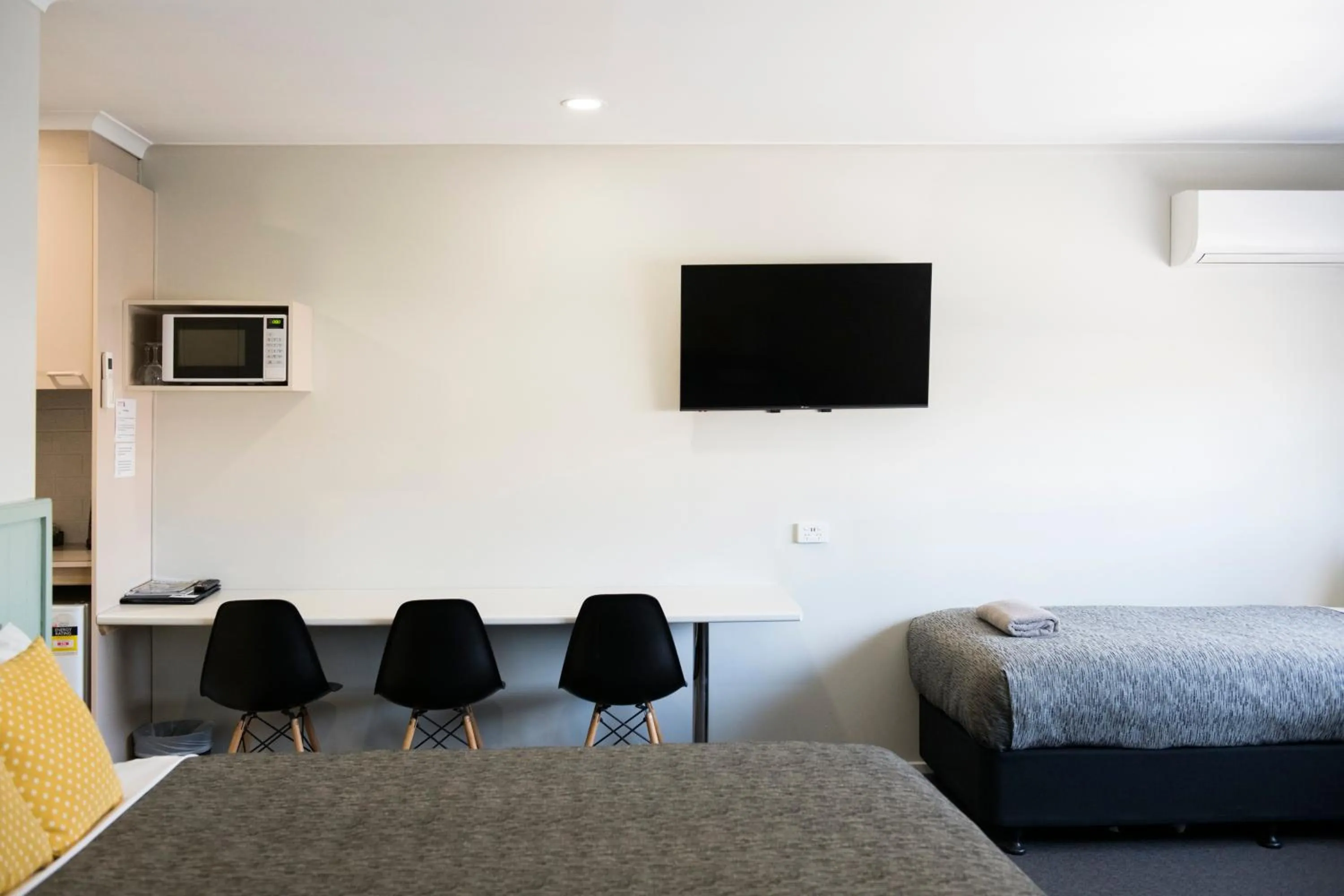 Dining area, Bed in Central Deborah Motel