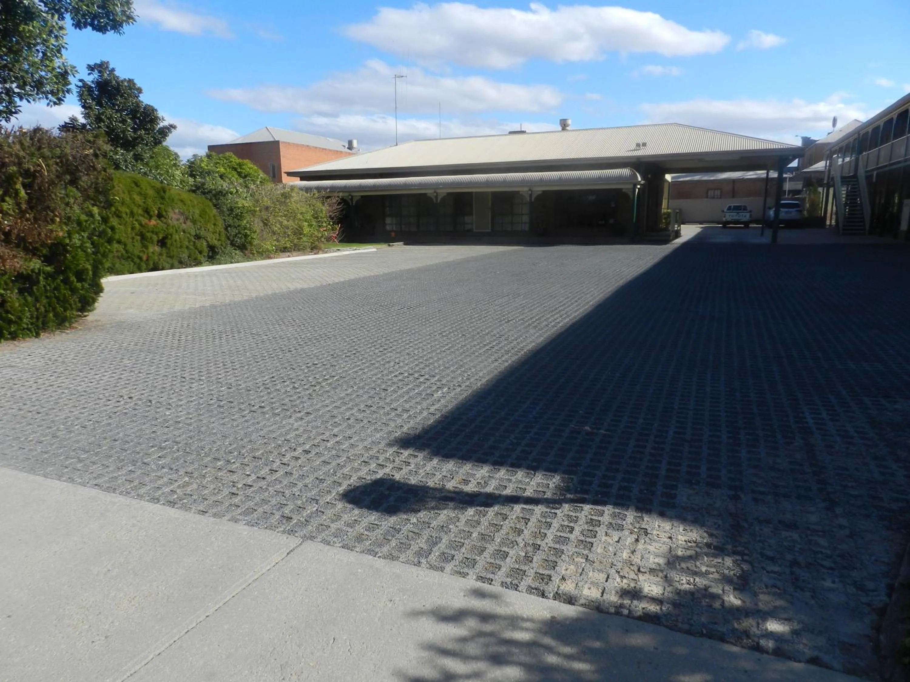 Property building in Travellers Rest Motor Inn Swan Hill