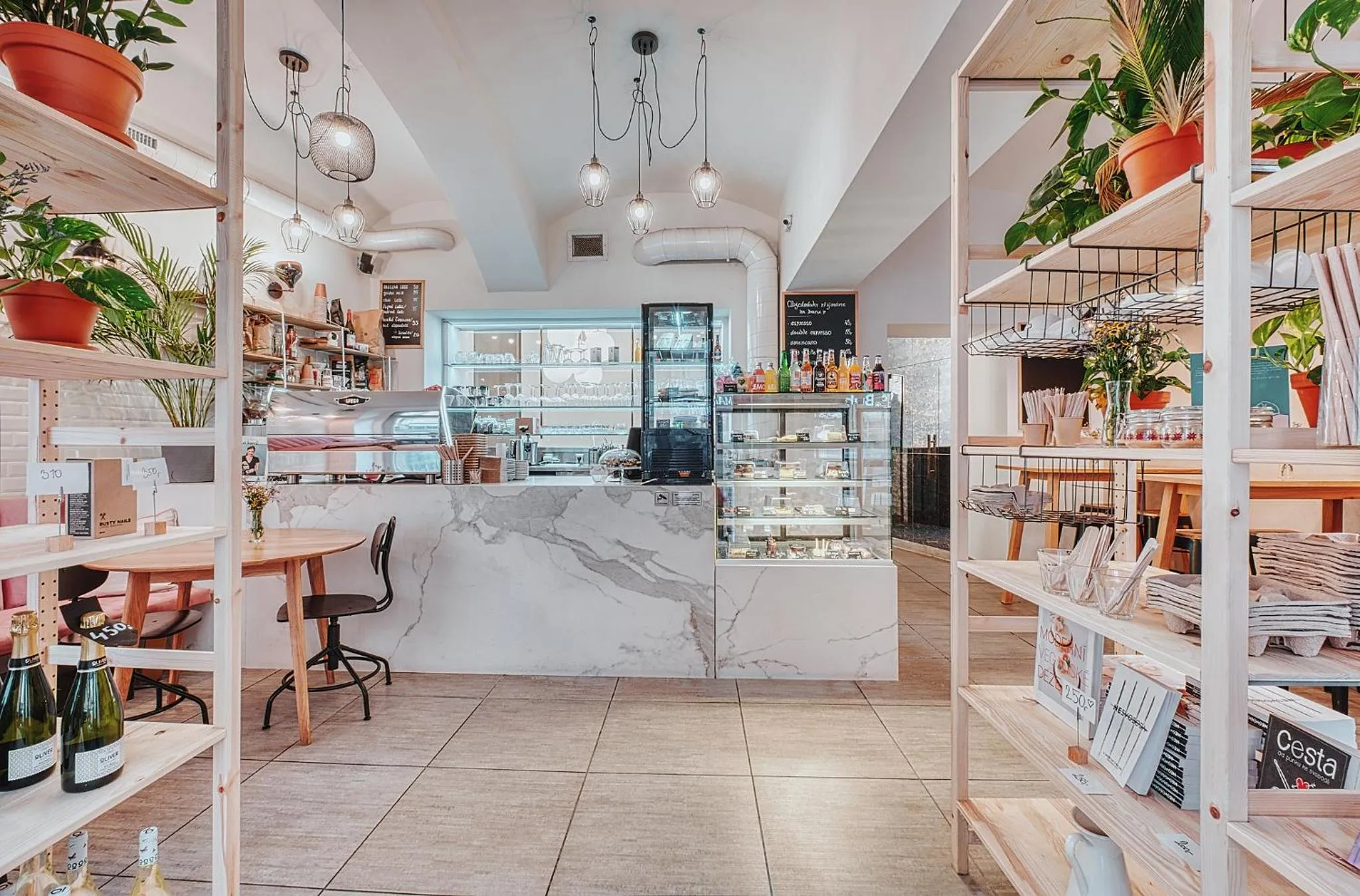 Restaurant/places to eat in Salvator Superior Apartments