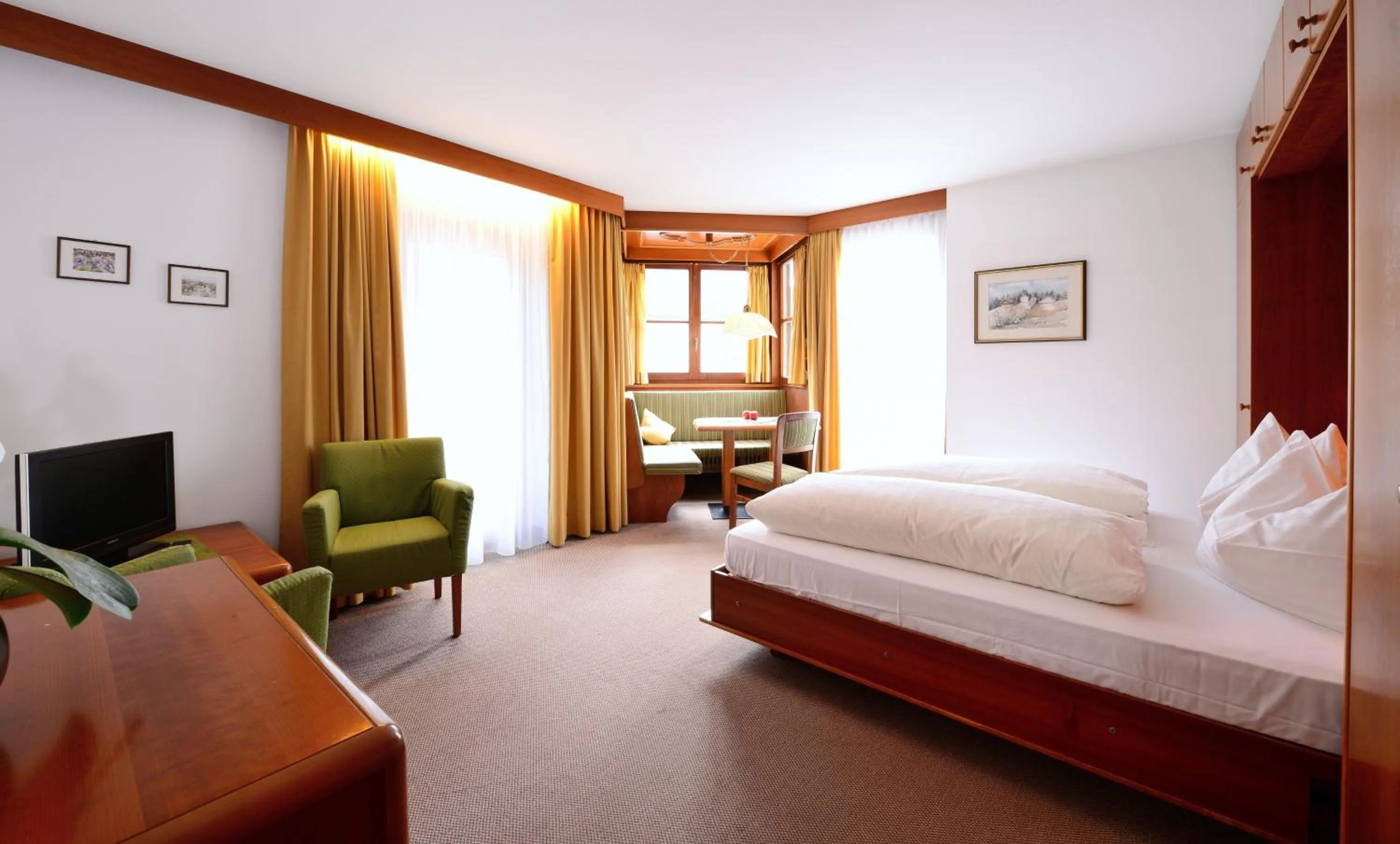 Photo of the whole room, Bed in Residence Bacher