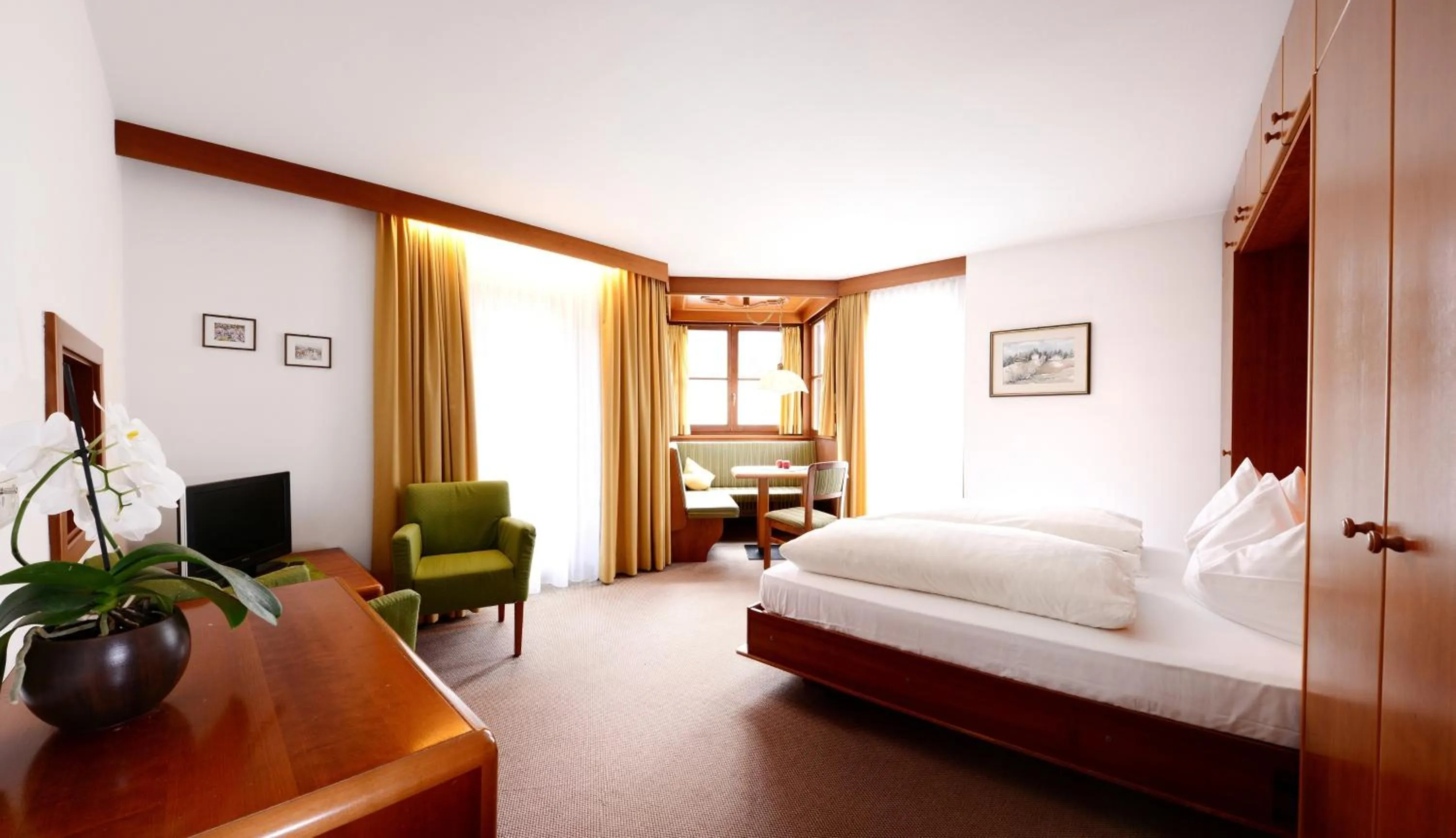 Photo of the whole room, Bed in Residence Bacher