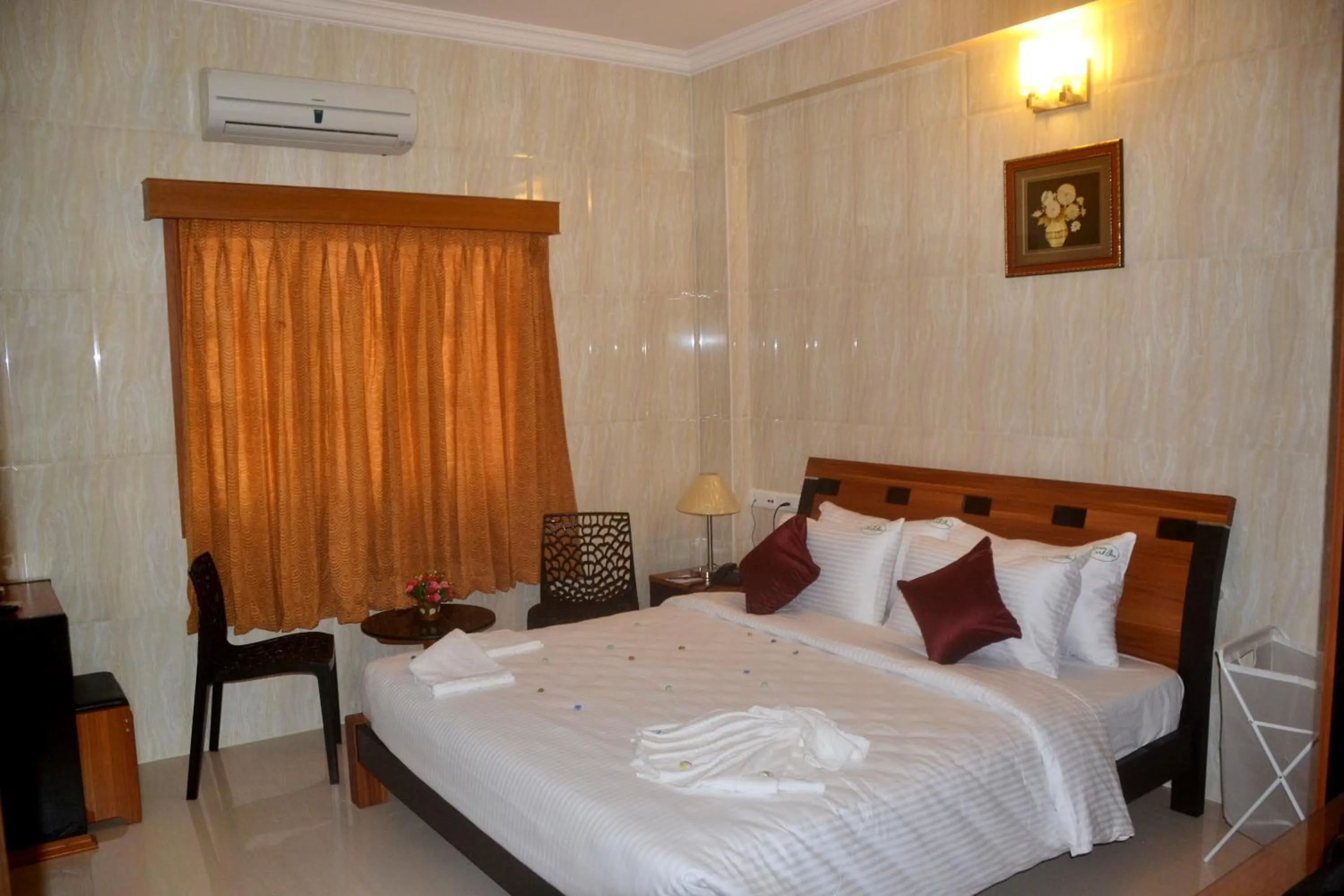 Photo of the whole room, Bed in Peace Inn Chennai