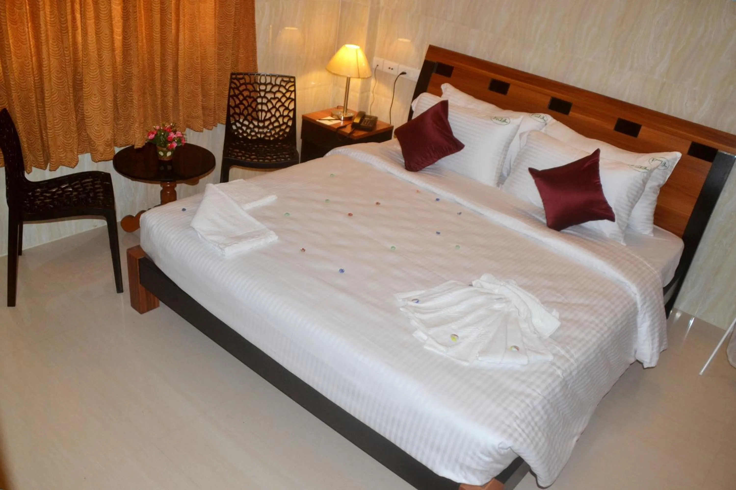 Photo of the whole room, Bed in Peace Inn Chennai