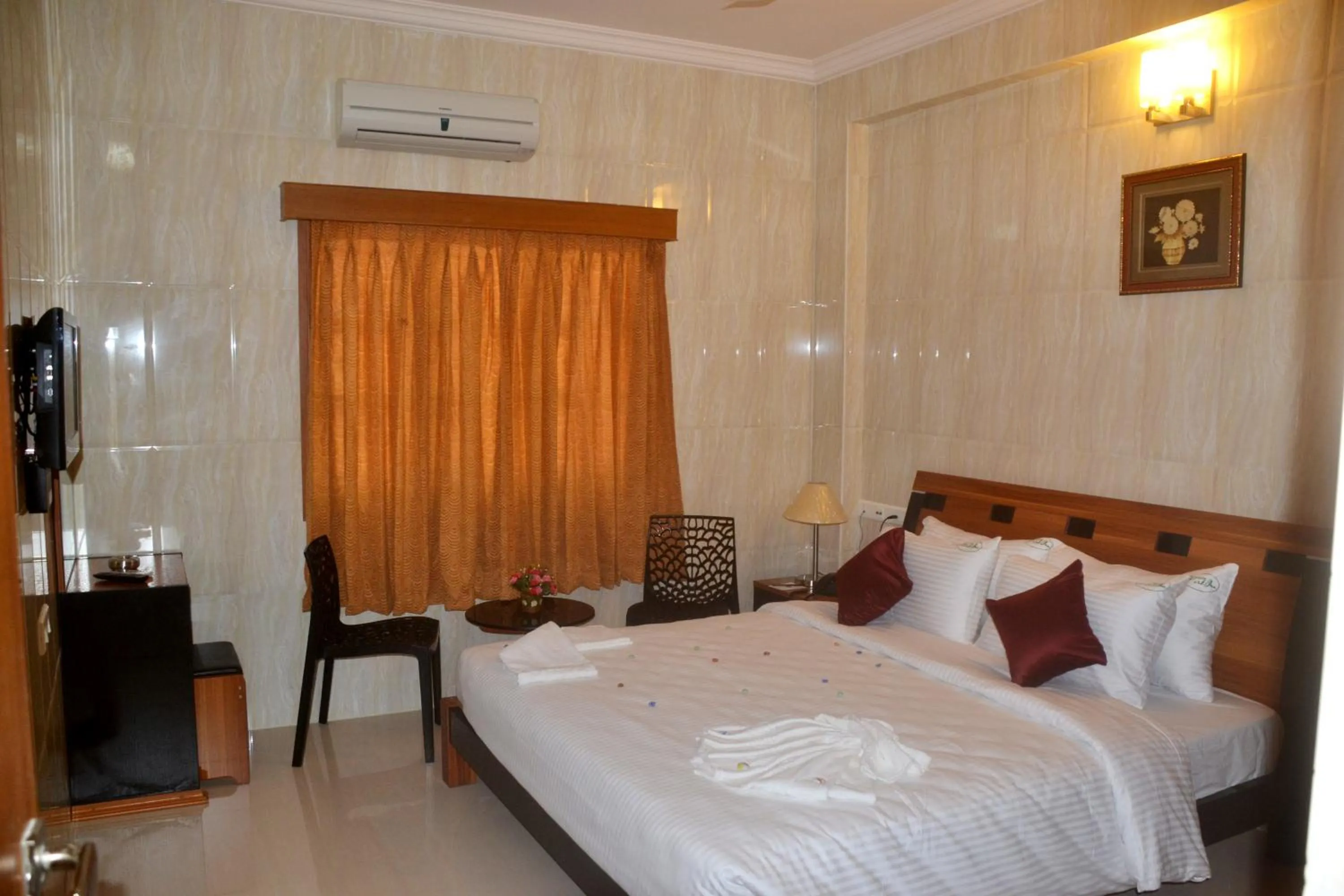 Photo of the whole room, Bed in Peace Inn Chennai
