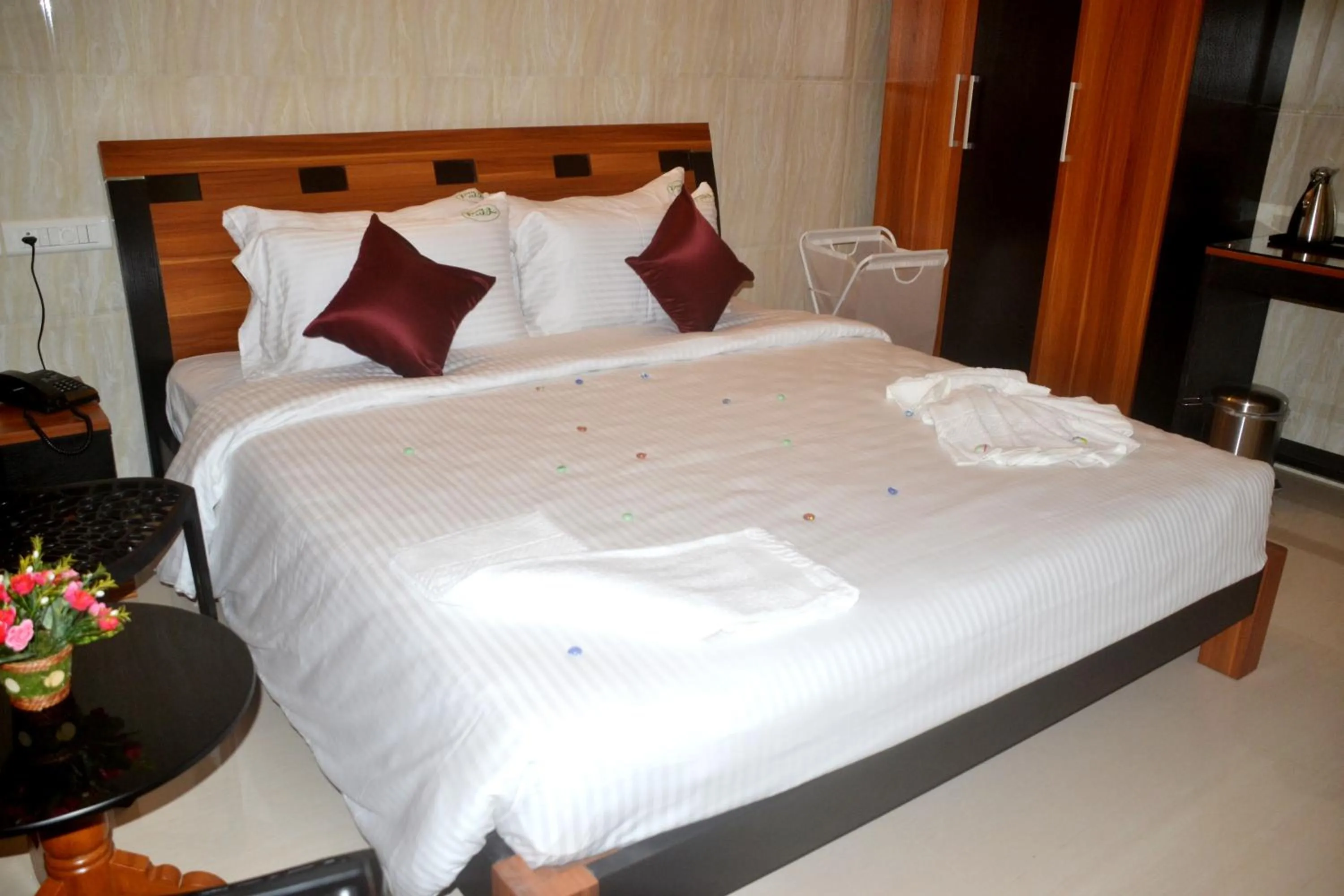 Photo of the whole room, Bed in Peace Inn Chennai