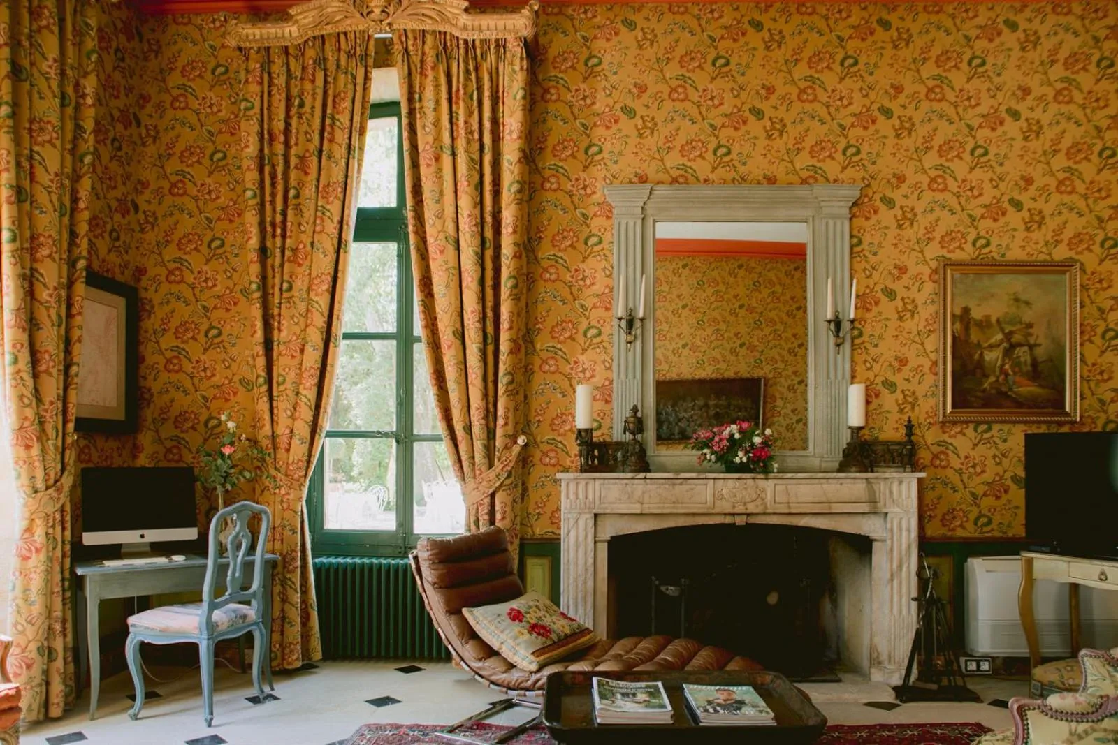 Communal lounge/ TV room in Chateau de Varenne