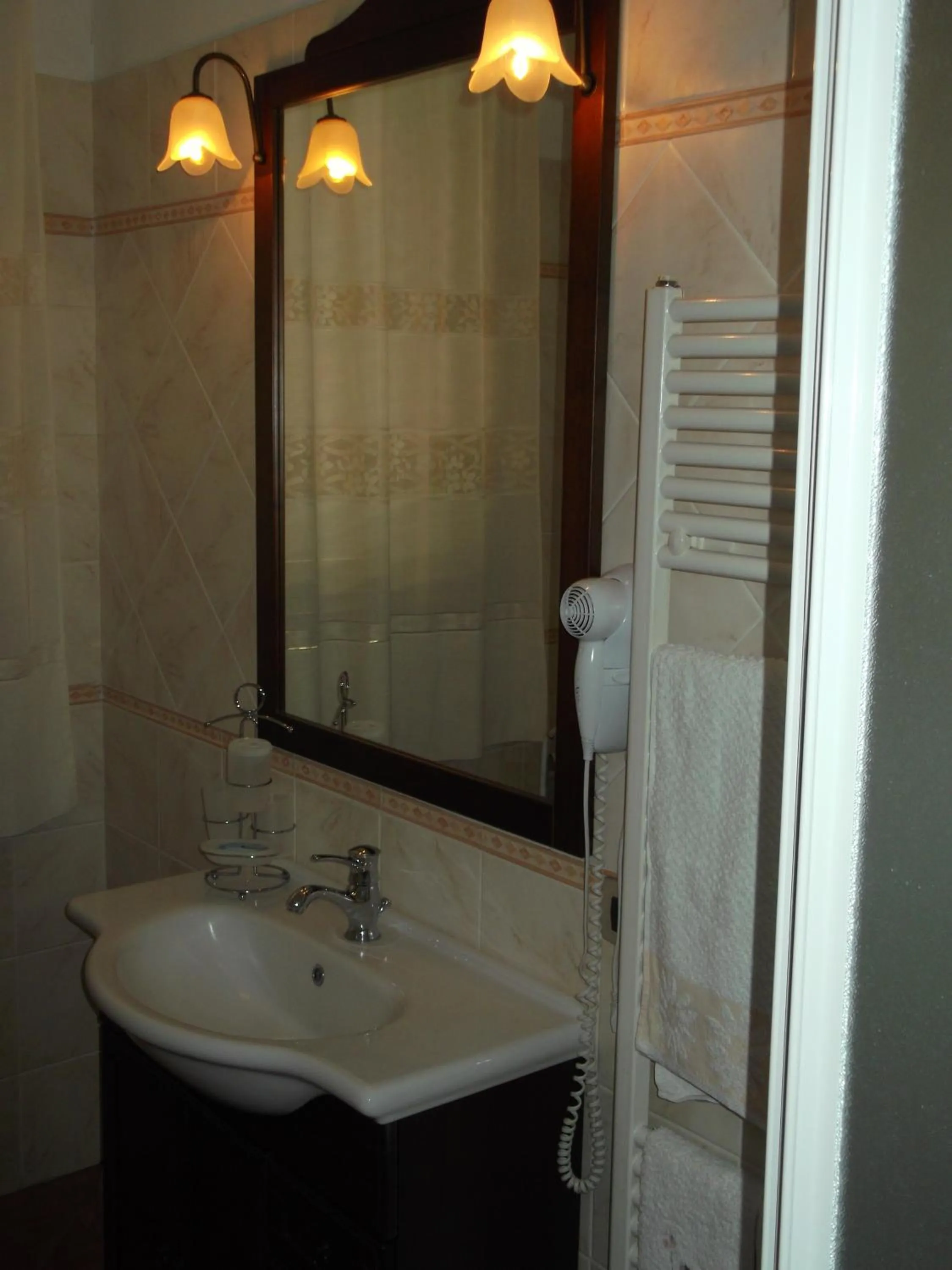 Bathroom in B&B Il Girasole - Rooms & House in country - air conditioned - 1500 meters from historic center
