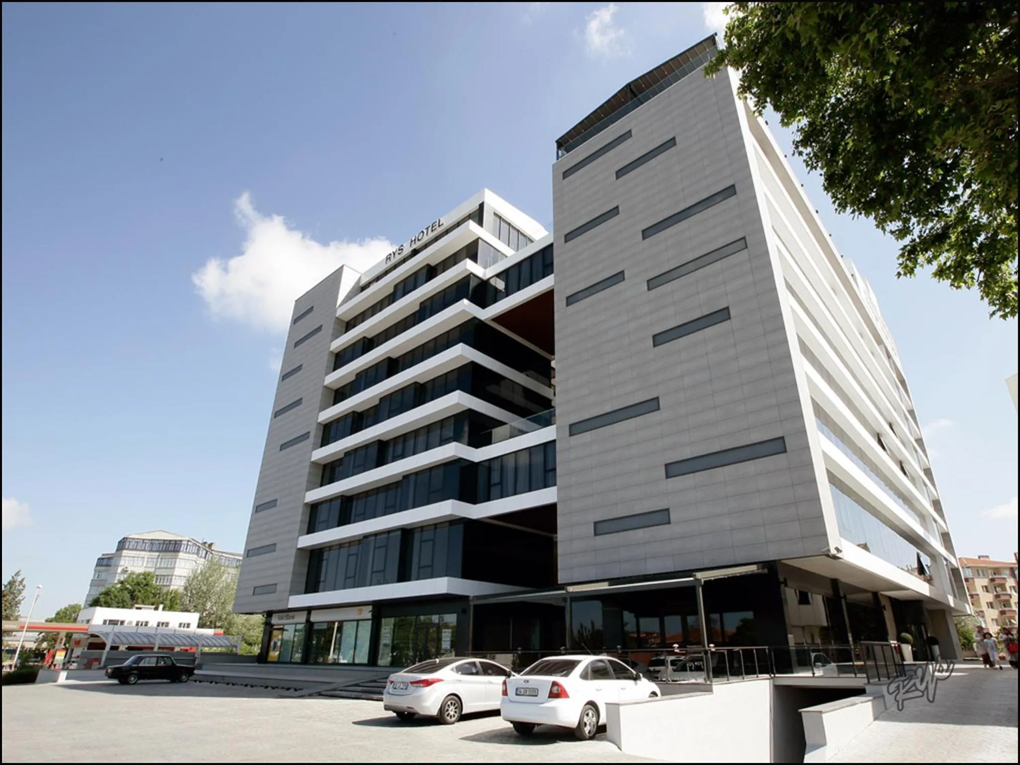 Facade/entrance in RYS Hotel