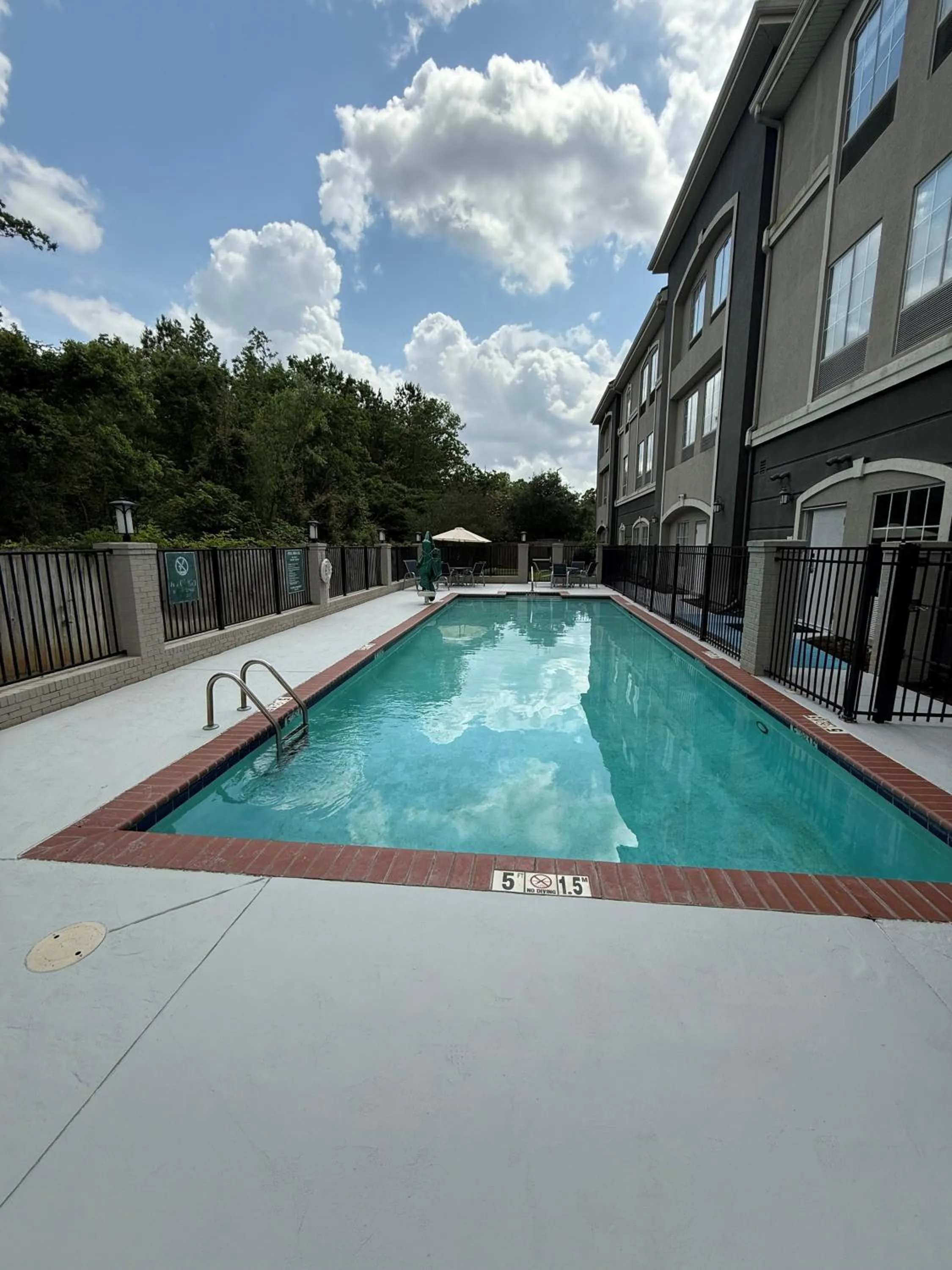 Swimming pool in La Quinta by Wyndham Baton Rouge Denham Springs