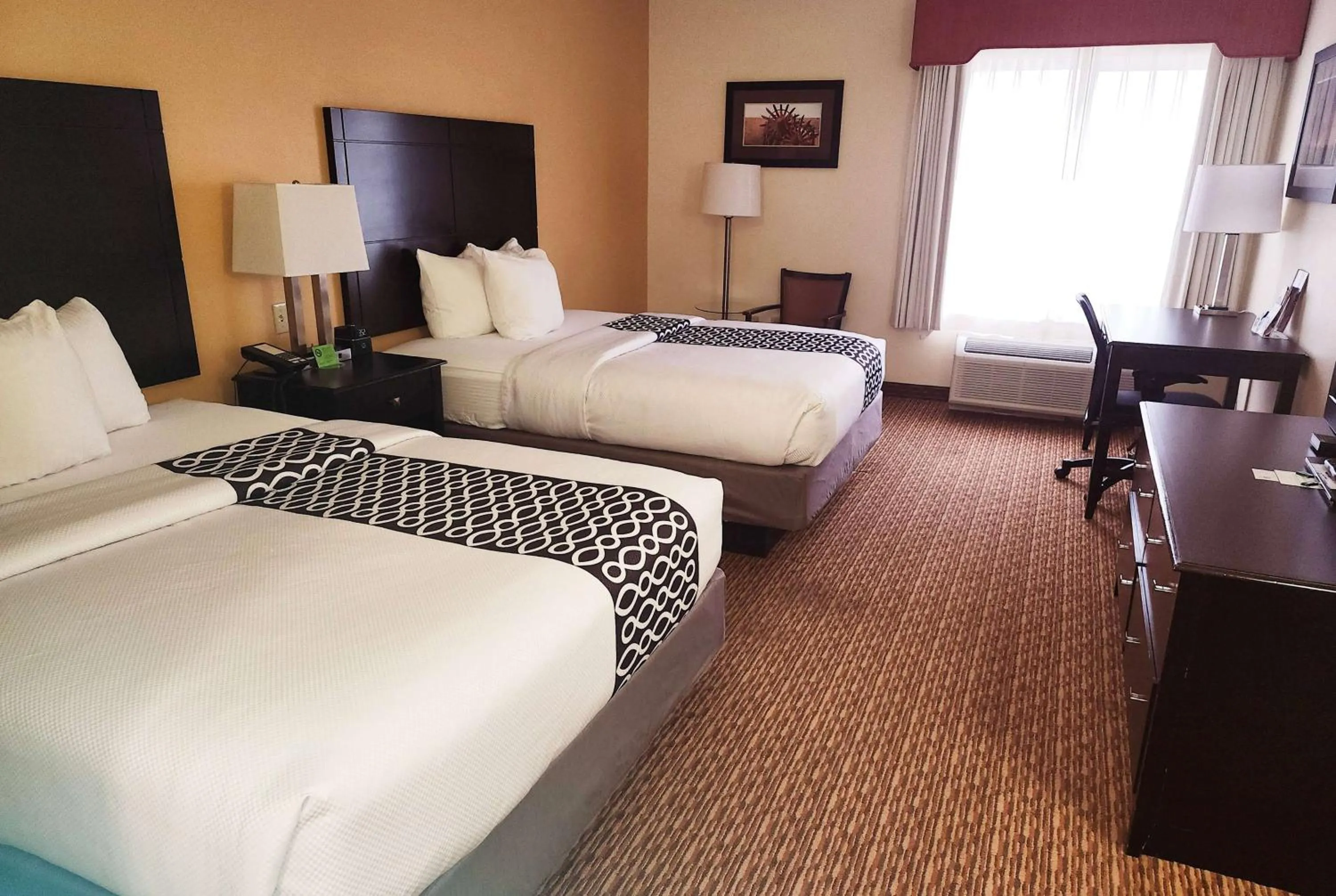 Photo of the whole room, Bed in La Quinta by Wyndham Stillwater -University Area