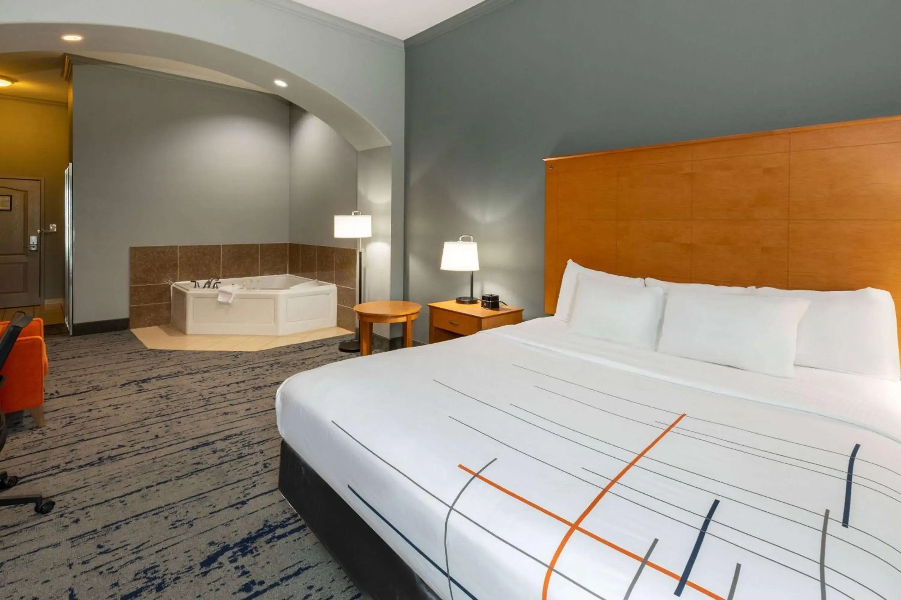 Premier Room with One King Bed and Jetted Tub in La Quinta by Wyndham Bridgeport Premier Room with One King Bed and Jetted Tub in La Quinta by Wyndham Bridgeport