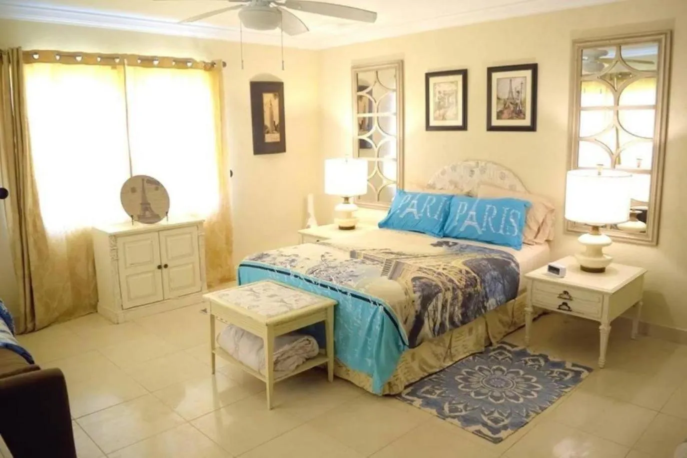 Photo of the whole room, Bed in Hidden Gem Barbados