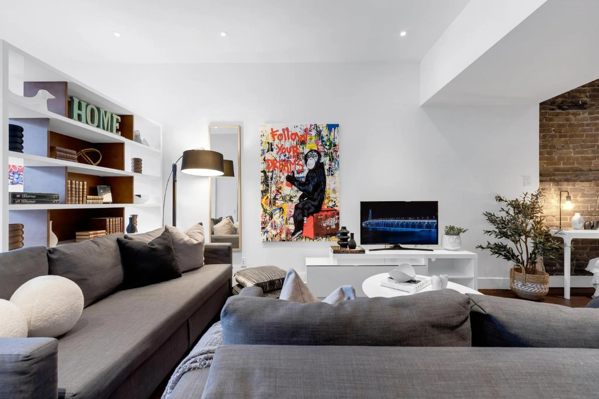 Communal lounge/ TV room in LiV MTL Soho