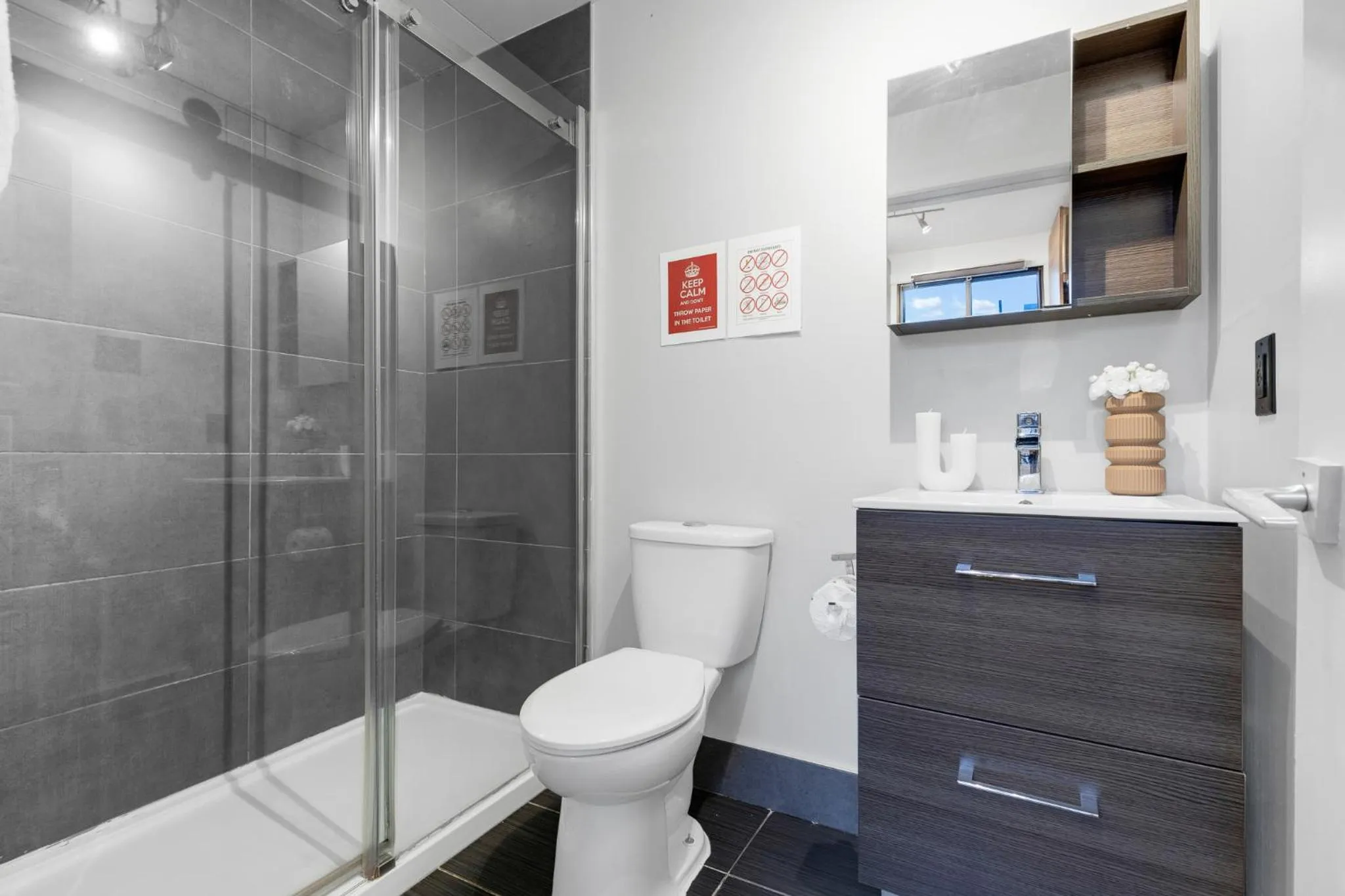 Shower in LiV MTL Soho