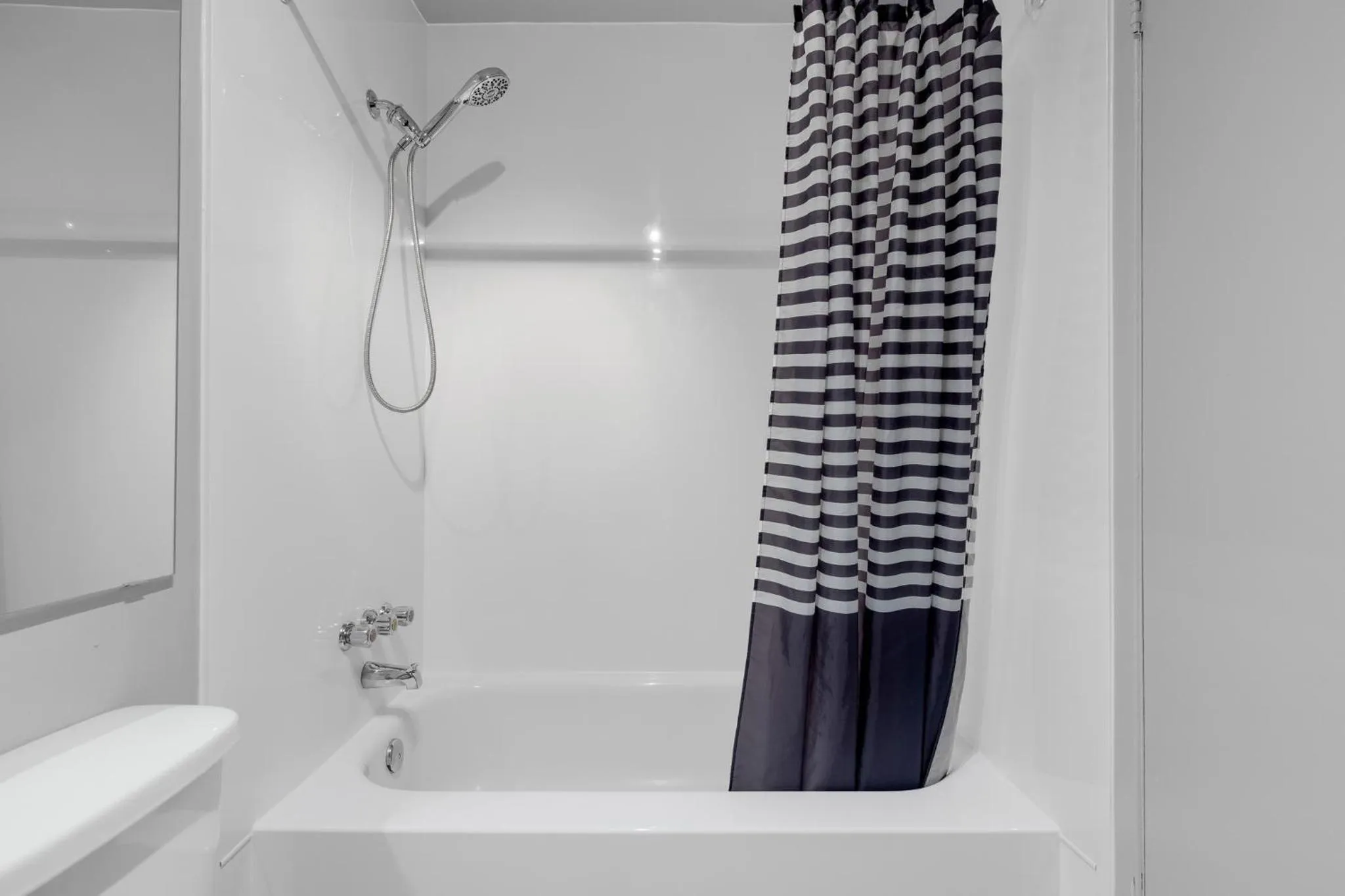 Shower in LiV MTL Soho