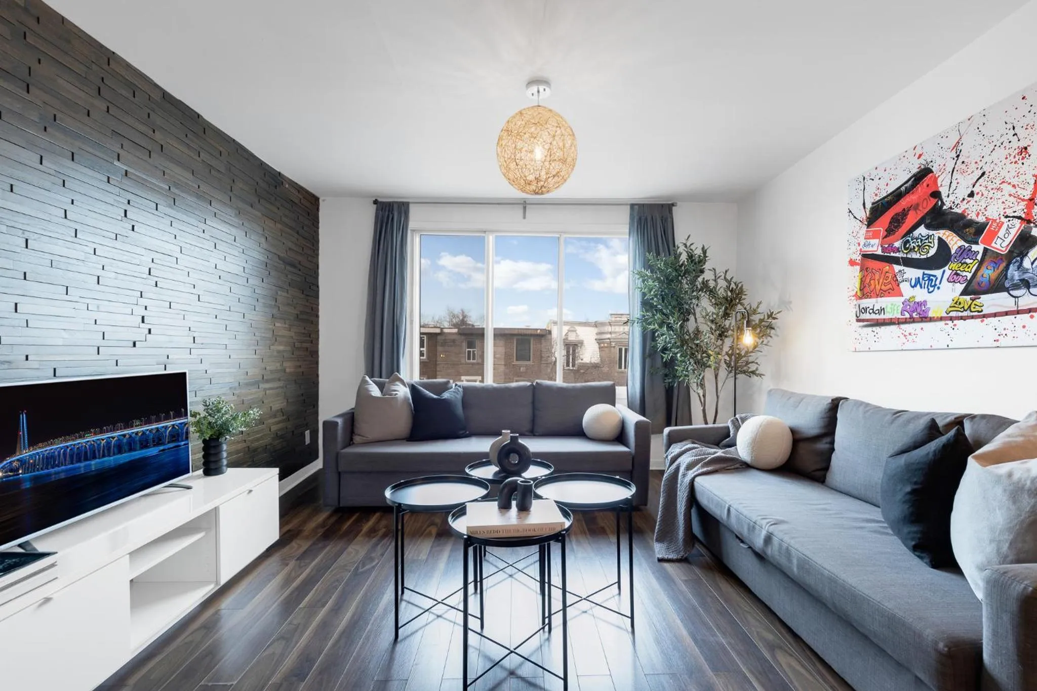 Communal lounge/ TV room in LiV MTL Soho