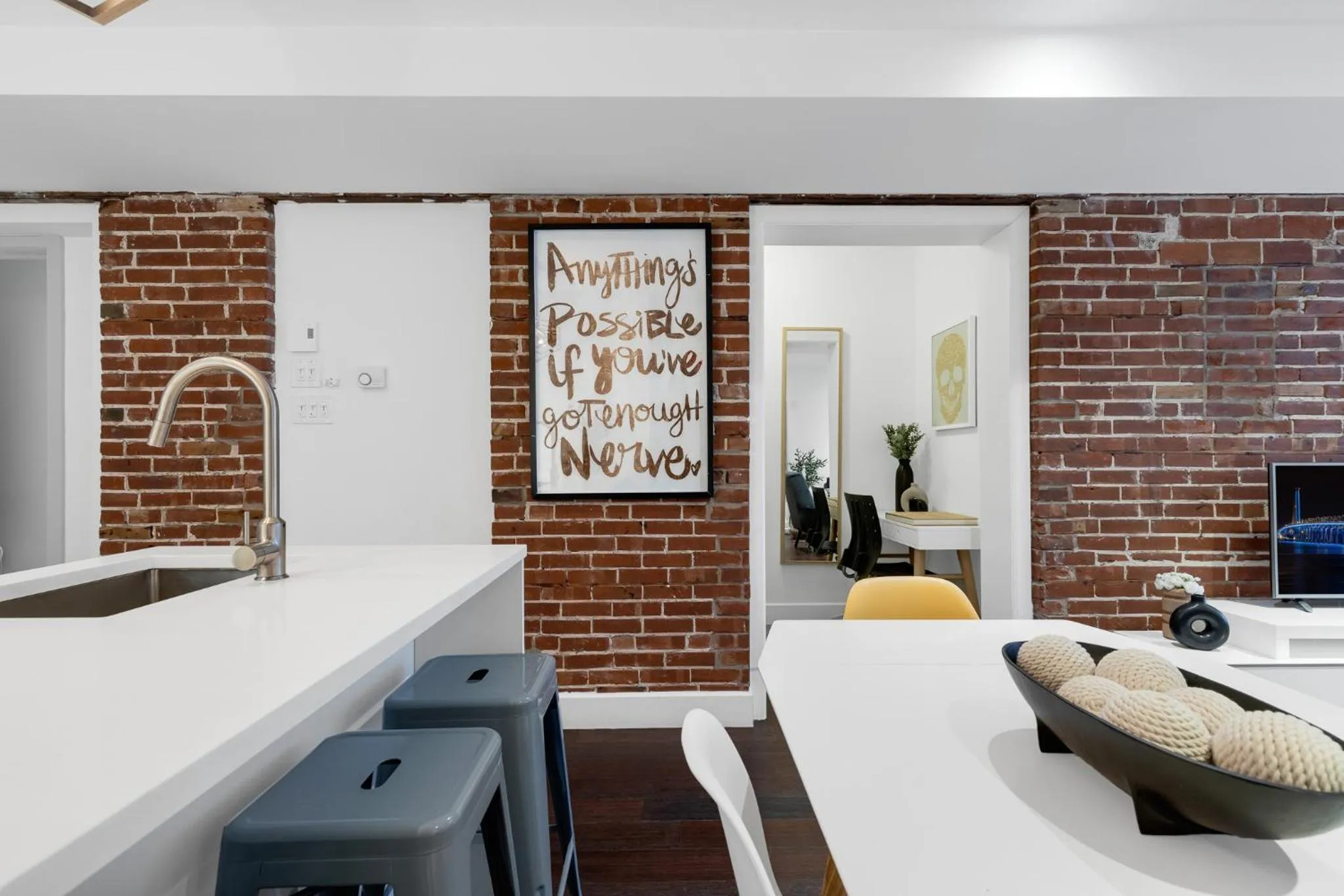 TV and multimedia in LiV MTL Soho