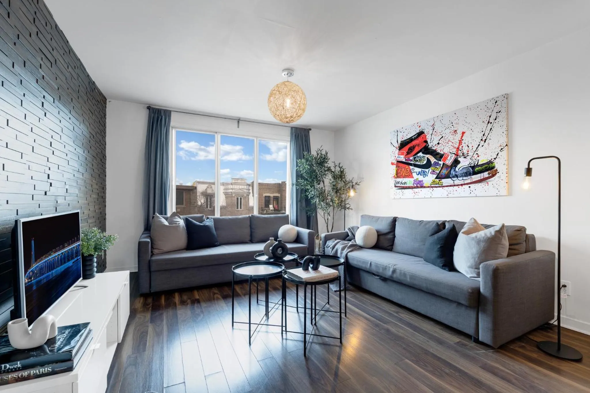 Communal lounge/ TV room in LiV MTL Soho