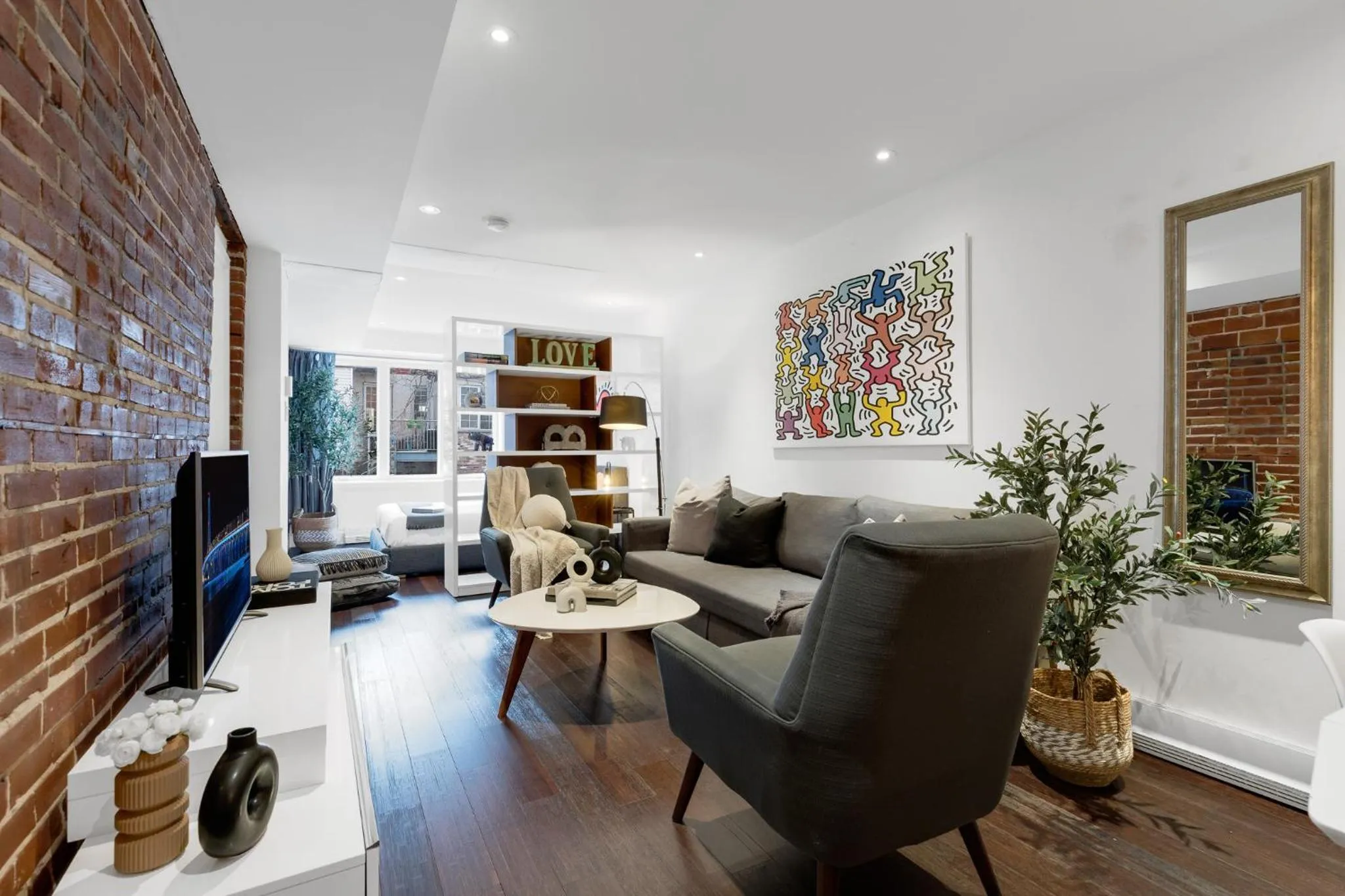 TV and multimedia in LiV MTL Soho