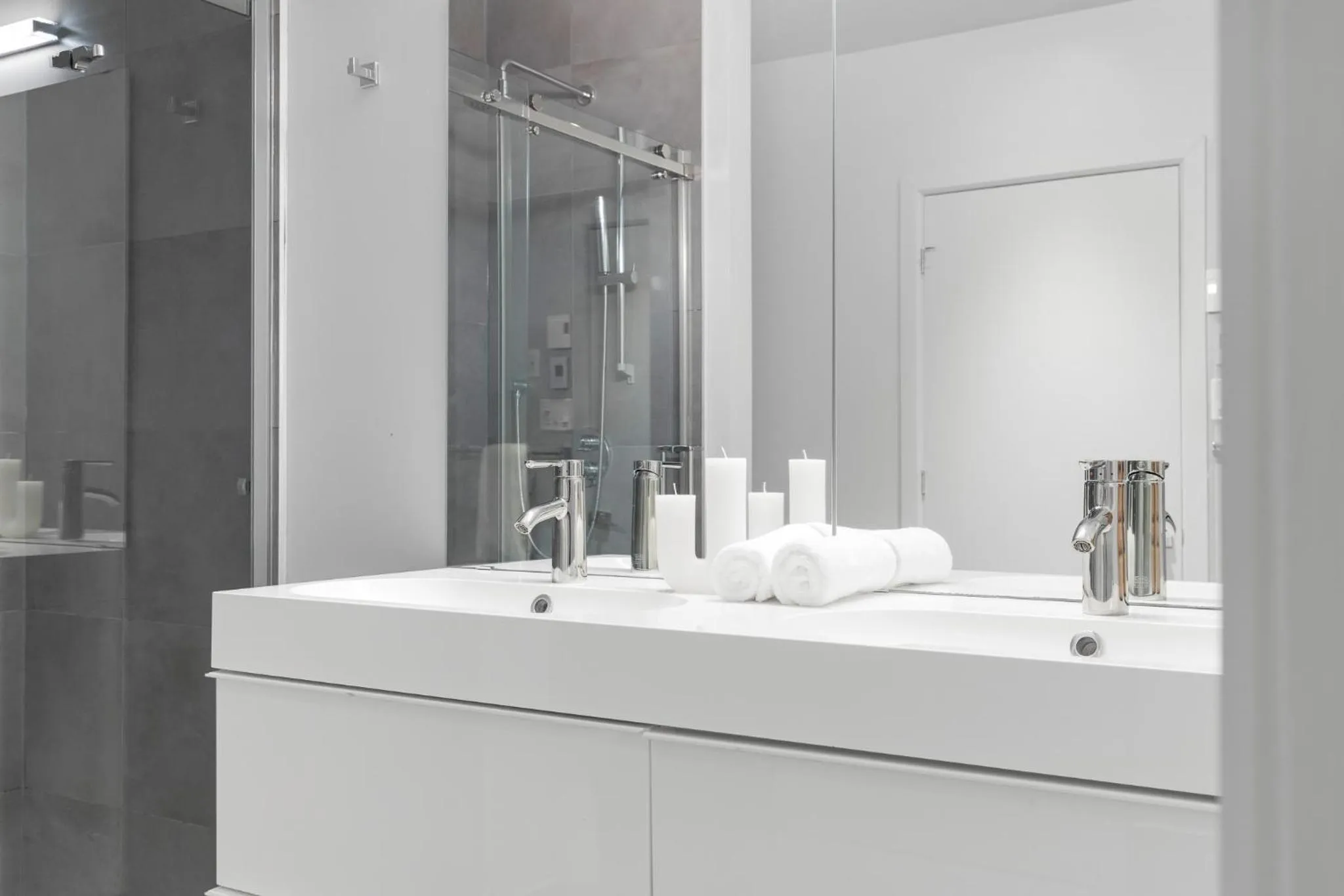 Shower in LiV MTL Soho