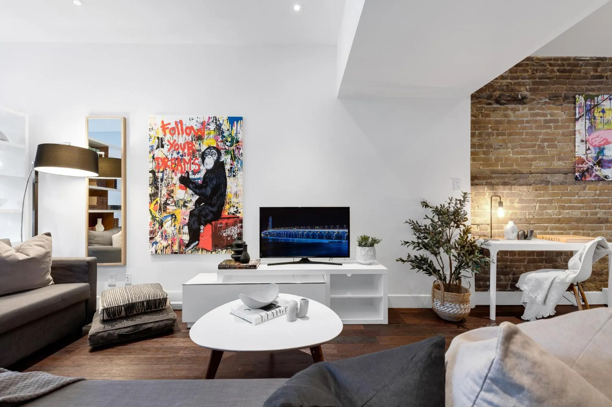 Communal lounge/ TV room in LiV MTL Soho