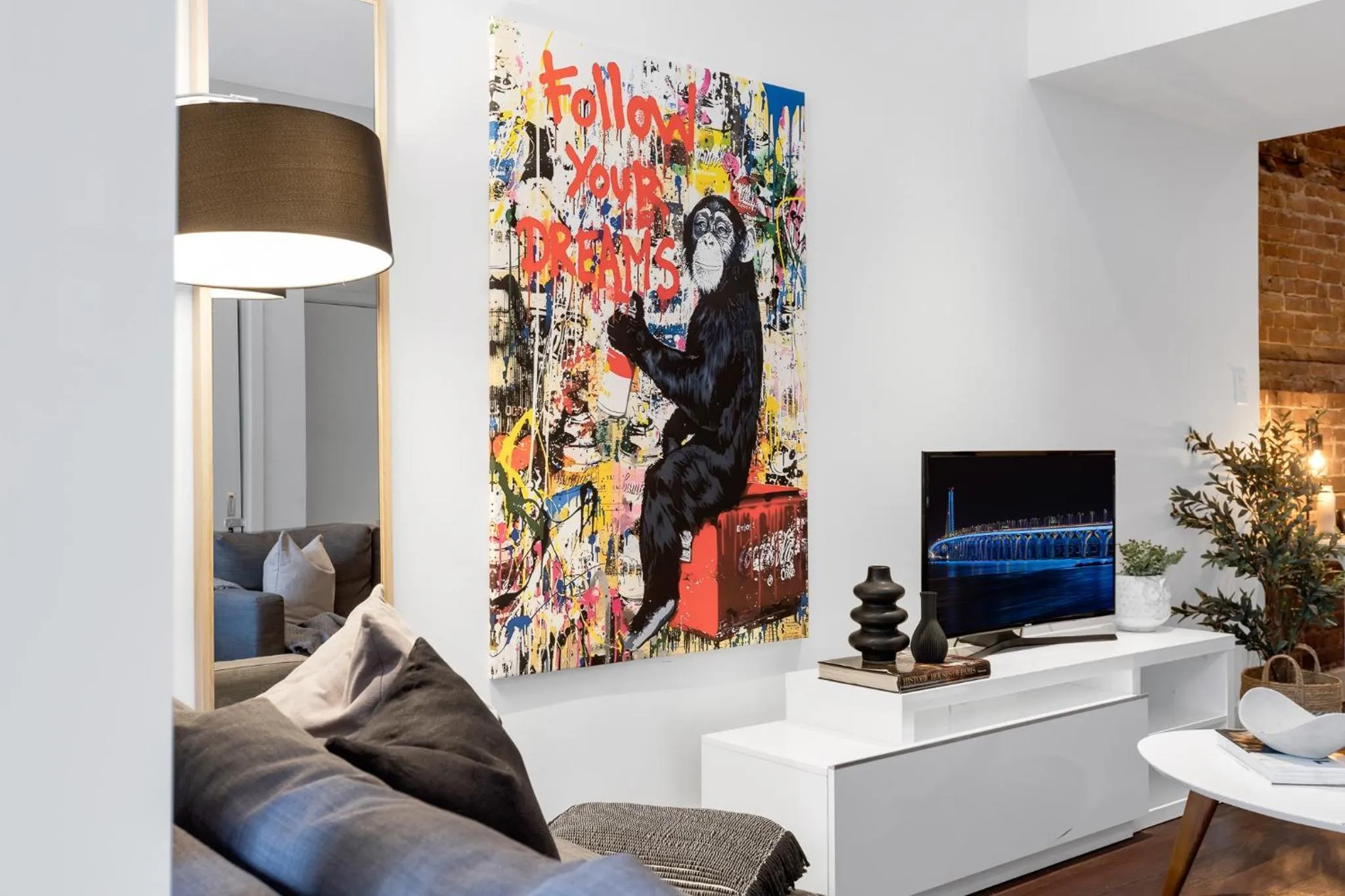 Communal lounge/ TV room in LiV MTL Soho