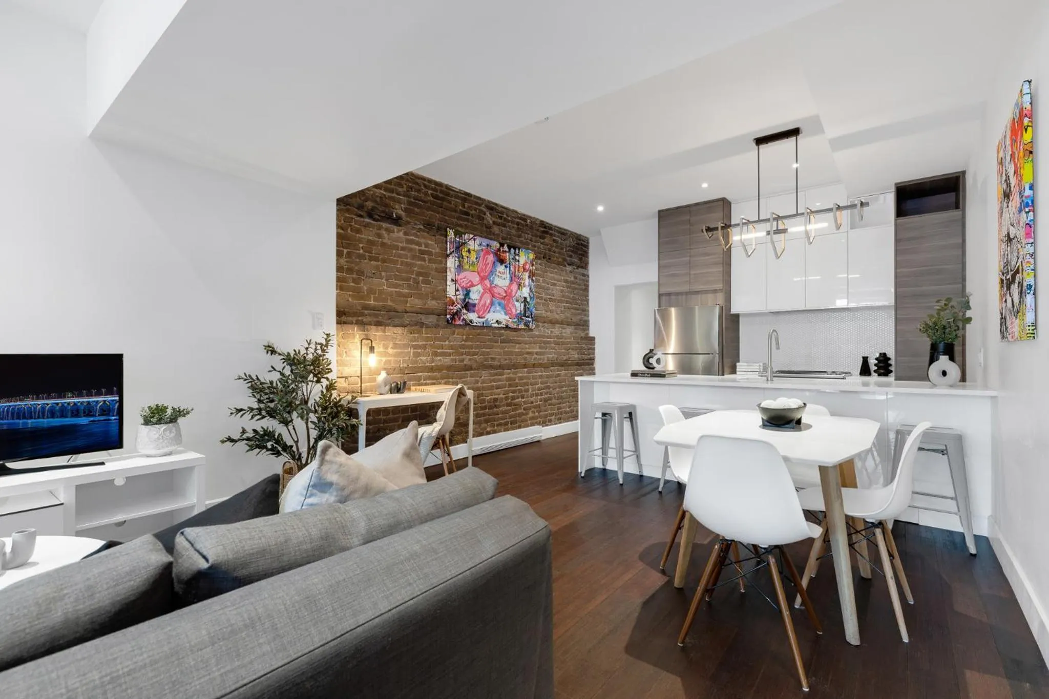 TV and multimedia in LiV MTL Soho