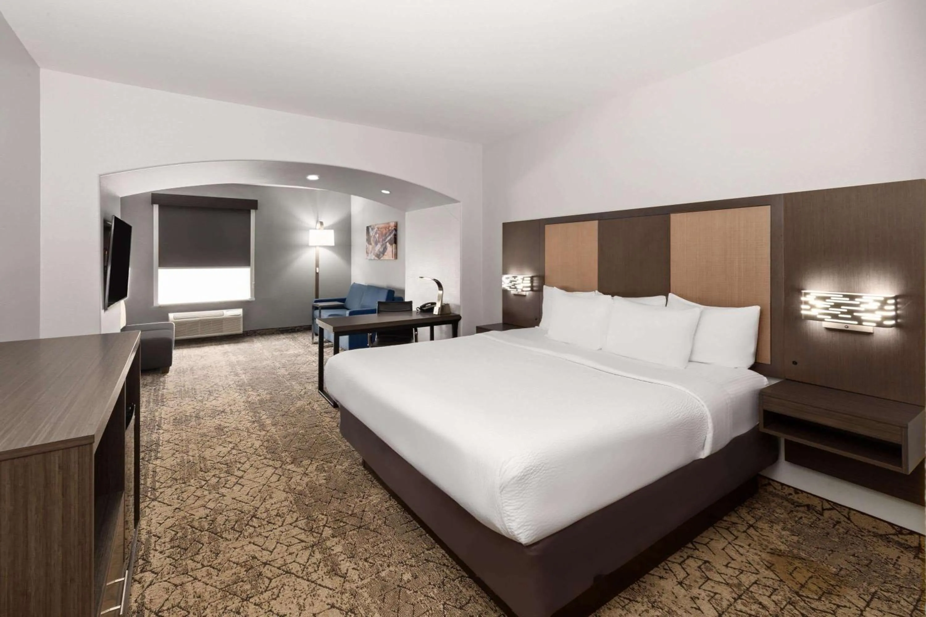 Photo of the whole room, Bed in La Quinta by Wyndham McAlester