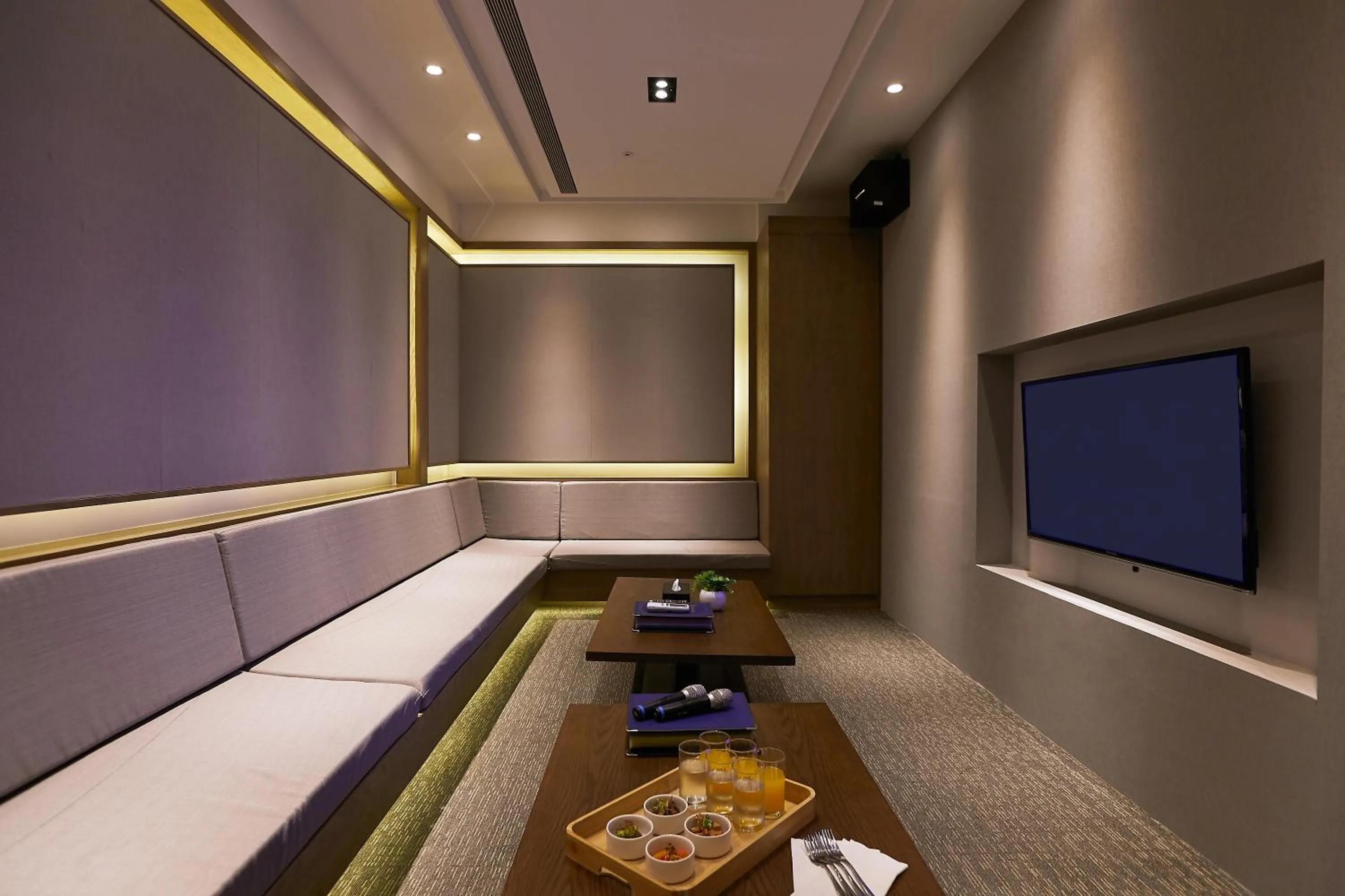 Evening entertainment, Bed in Yun Estate Hotel