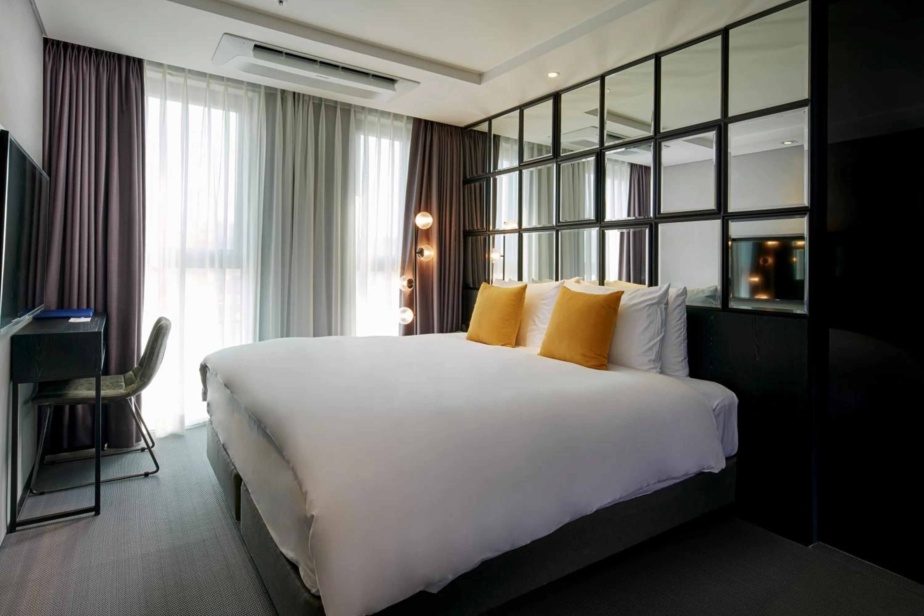 Bedroom, Bed in Hotel Alice and Trunk