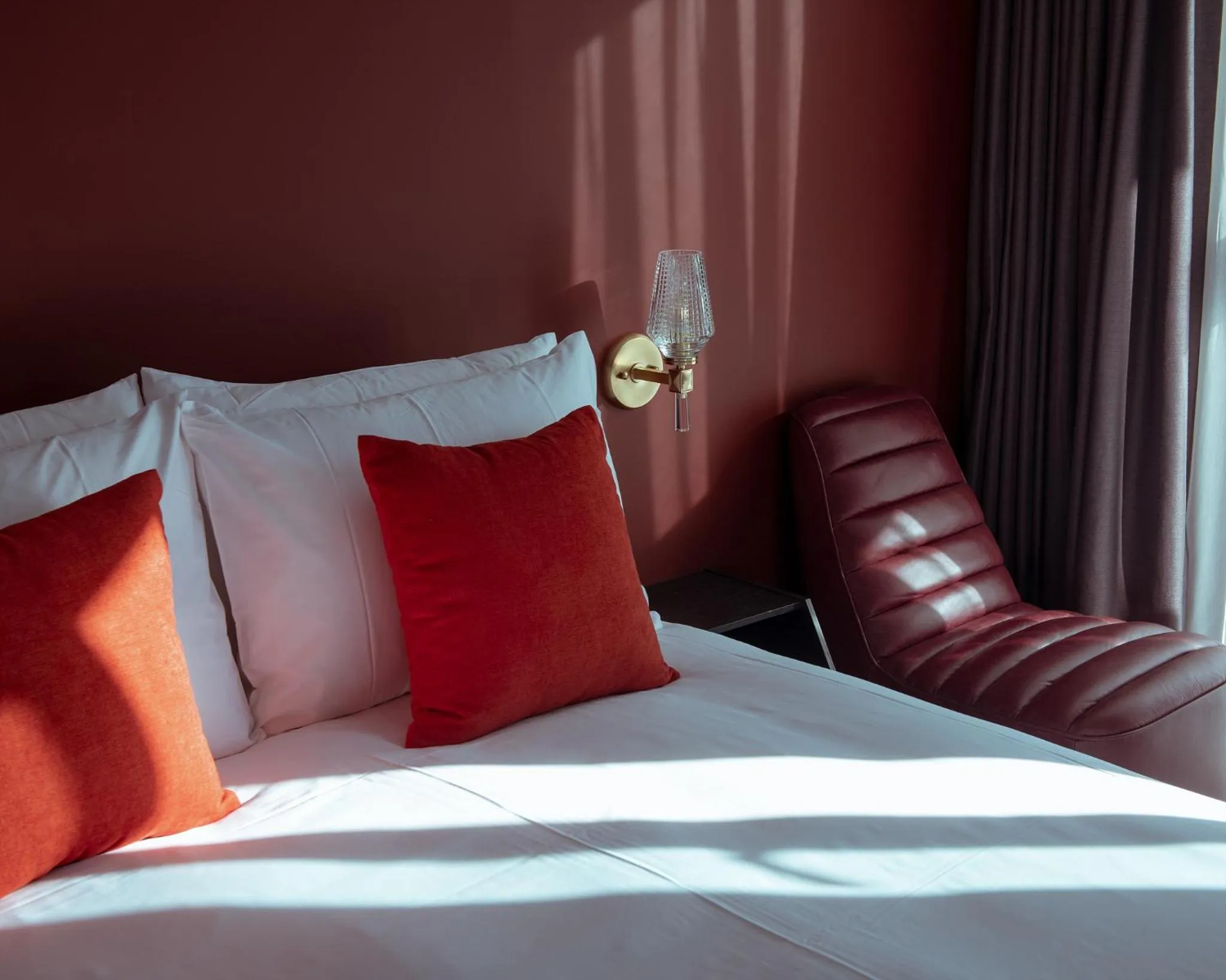 Bedroom, Bed in Hotel Alice and Trunk