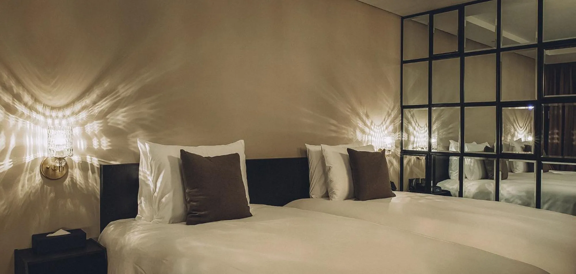 Bed in Hotel Alice and Trunk