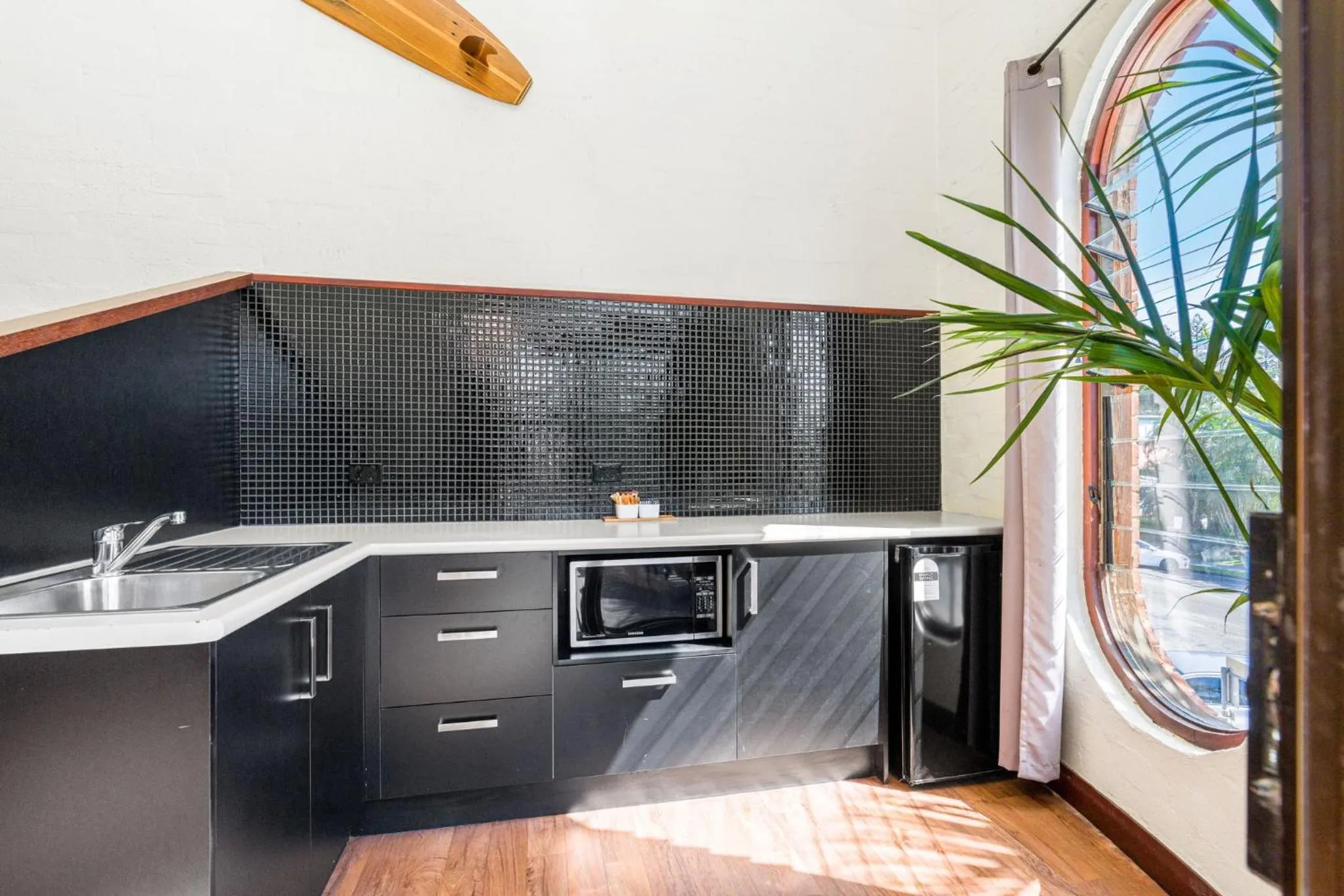 Kitchen or kitchenette in Aquarius Backpackers Resort