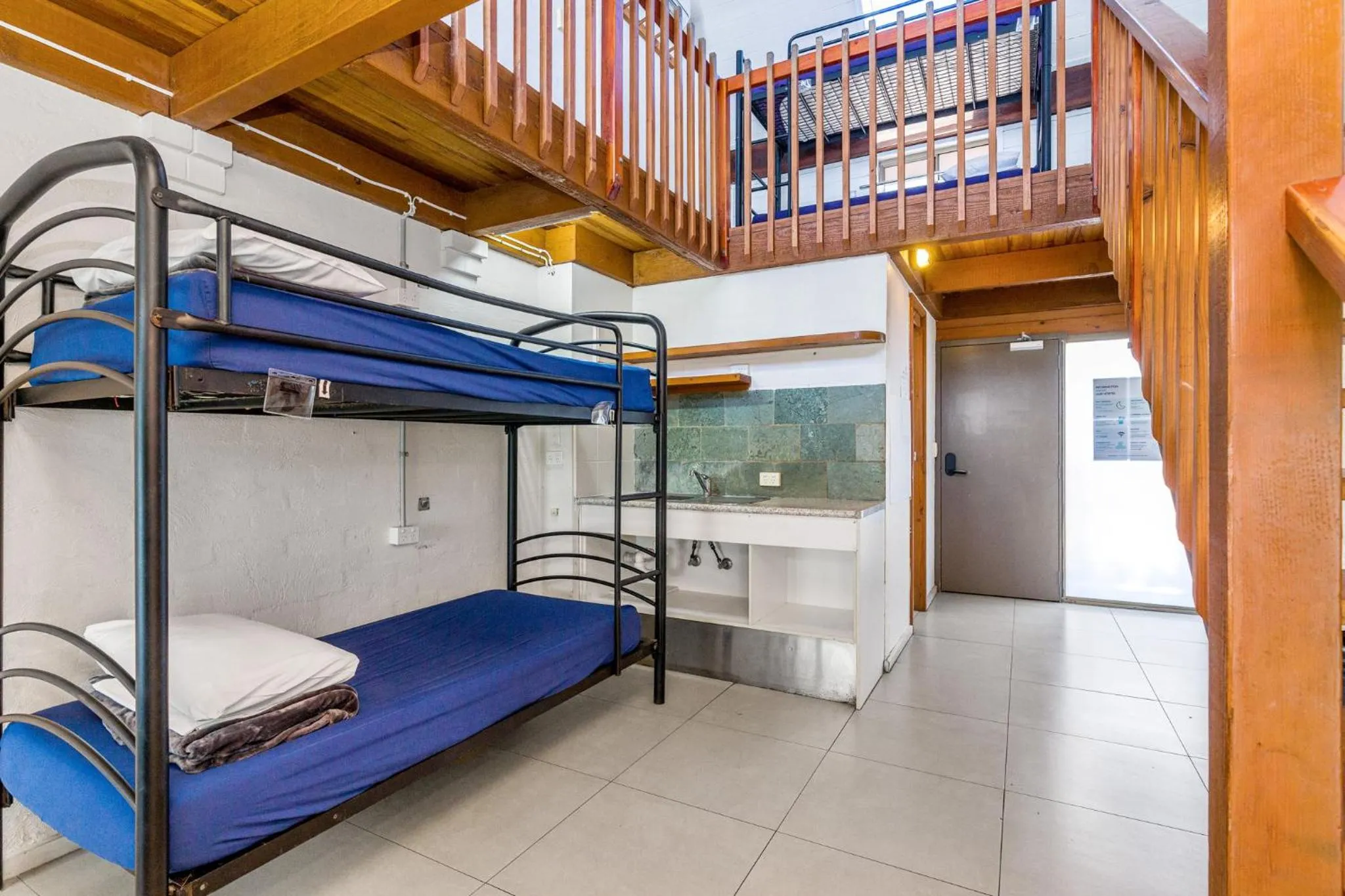 bunk bed, Bed in Aquarius Backpackers Resort