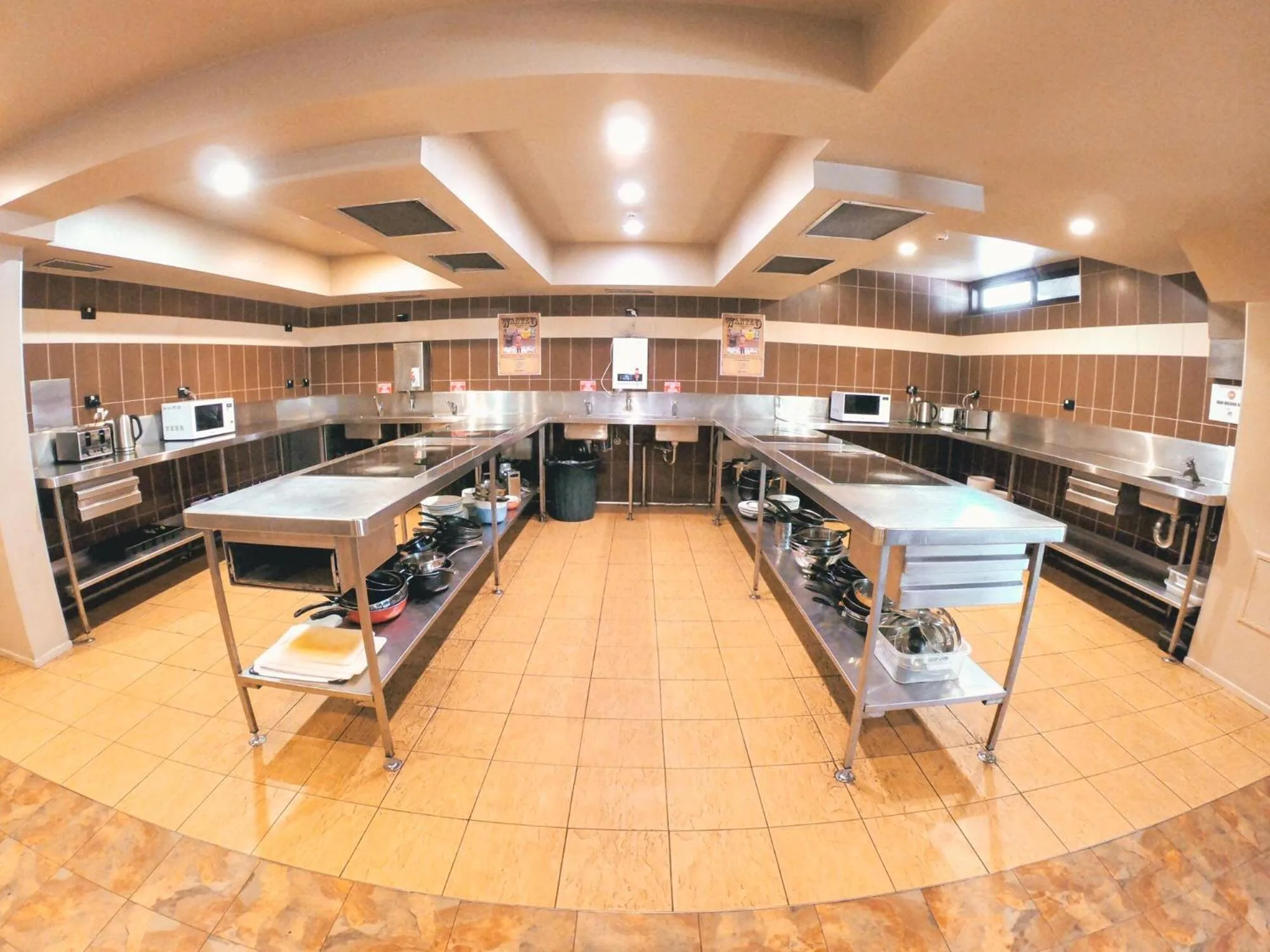 Communal kitchen in Aquarius Backpackers Resort