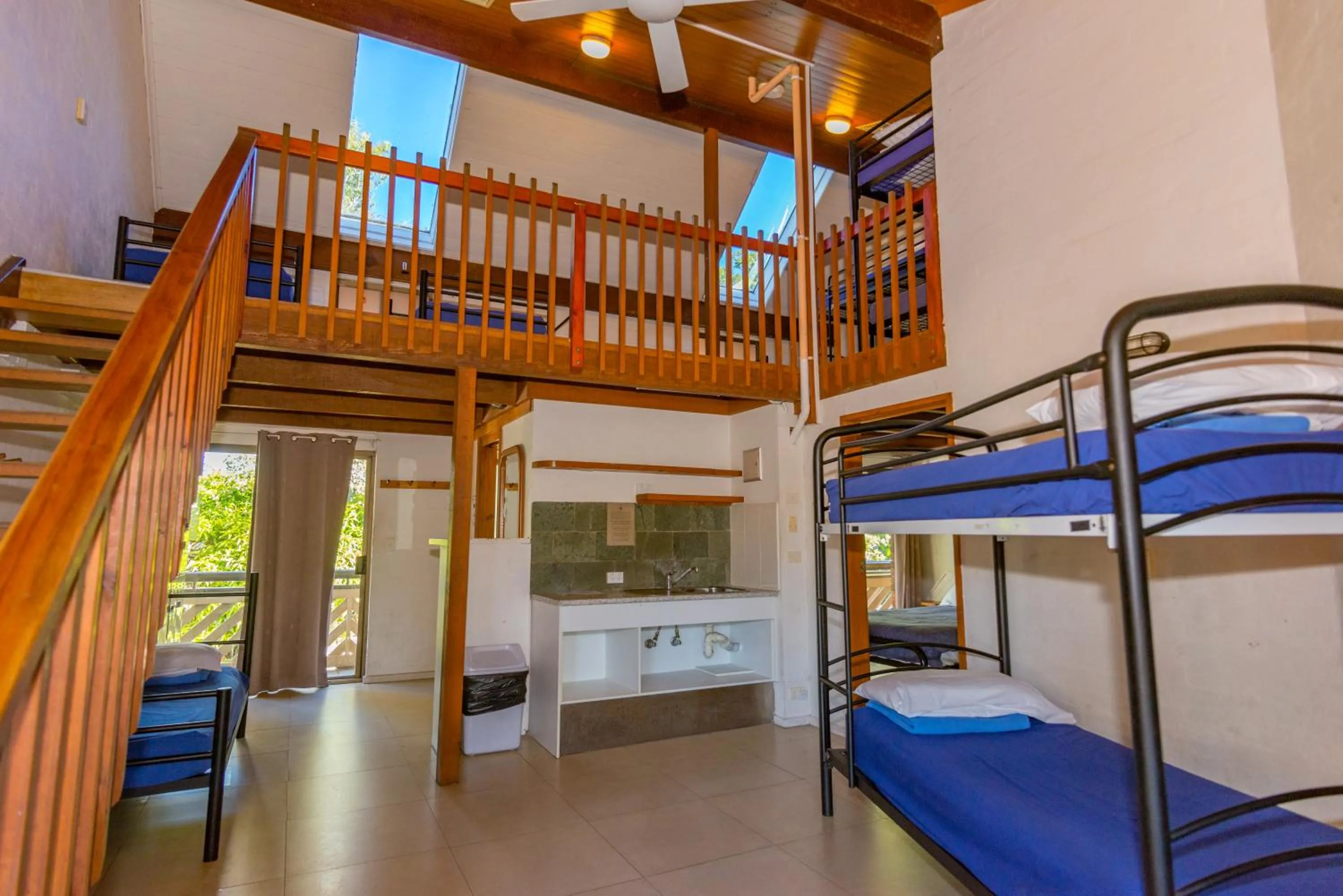 bunk bed, Bed in Aquarius Backpackers Resort