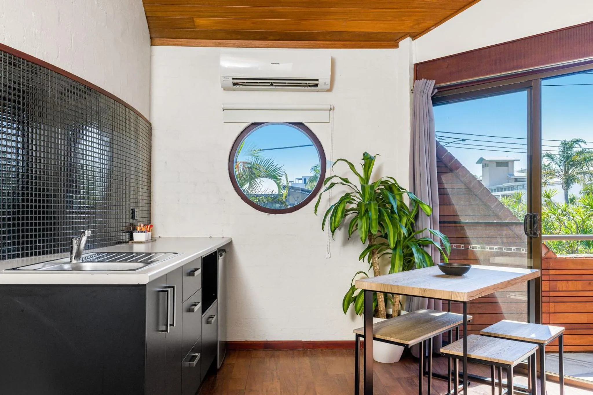 Kitchen or kitchenette in Aquarius Backpackers Resort